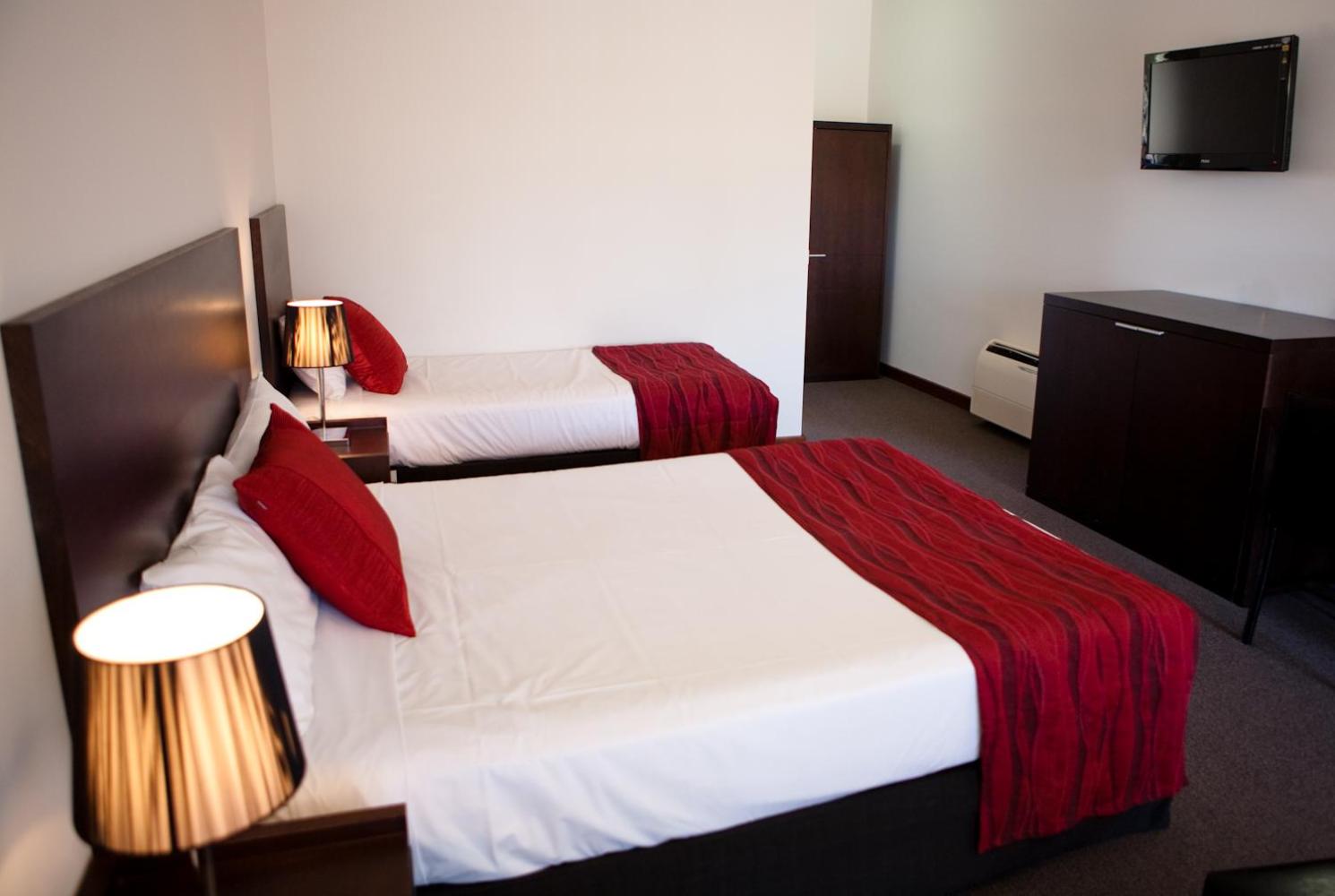 Superior Room with One Queen Bed and Two Single Beds - Photo 3
