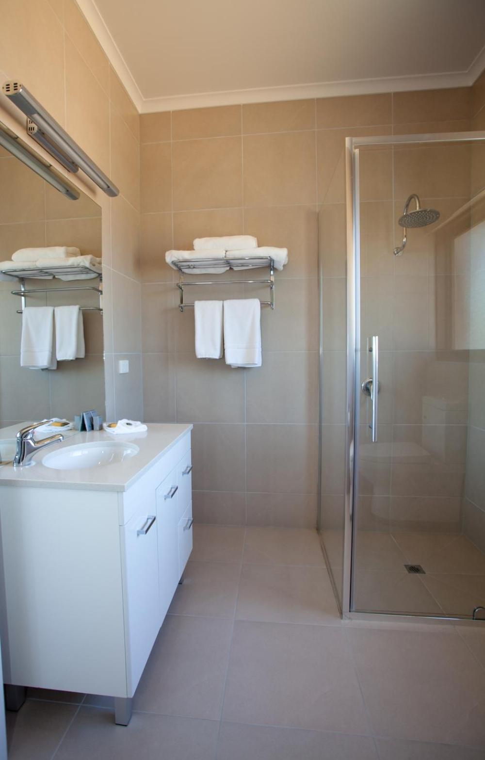 Superior Room with One Queen Bed and Two Single Beds - Photo 4