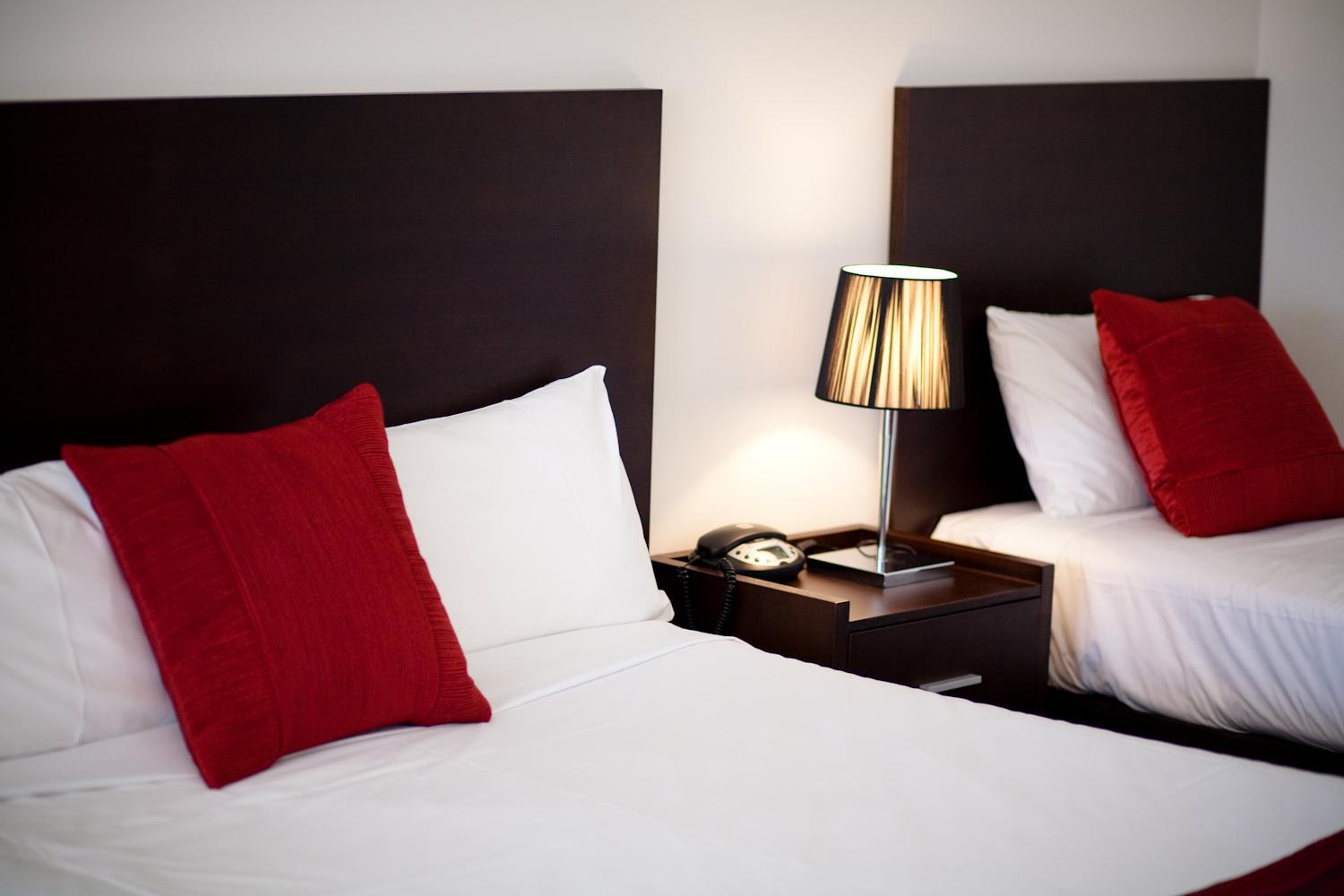Superior Room with One Queen Bed and Two Single Beds - Photo 5