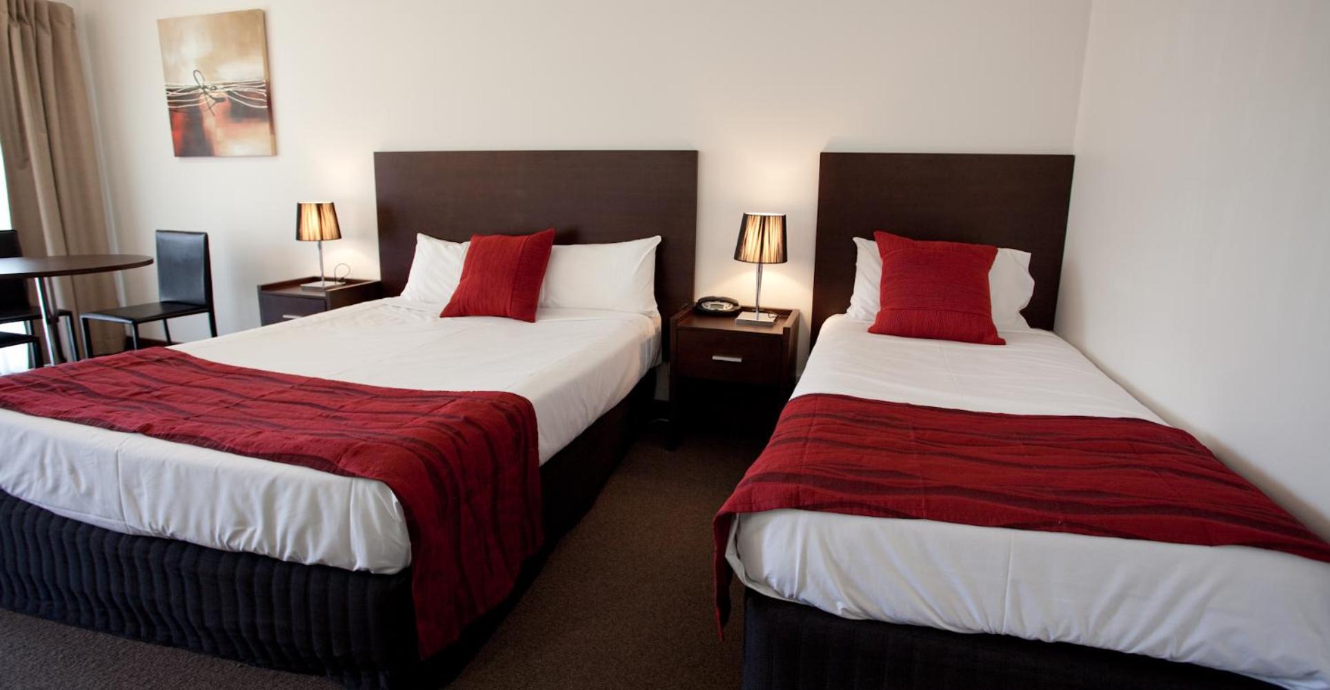 Superior Room with One Queen Bed and Two Single Beds - Photo 6