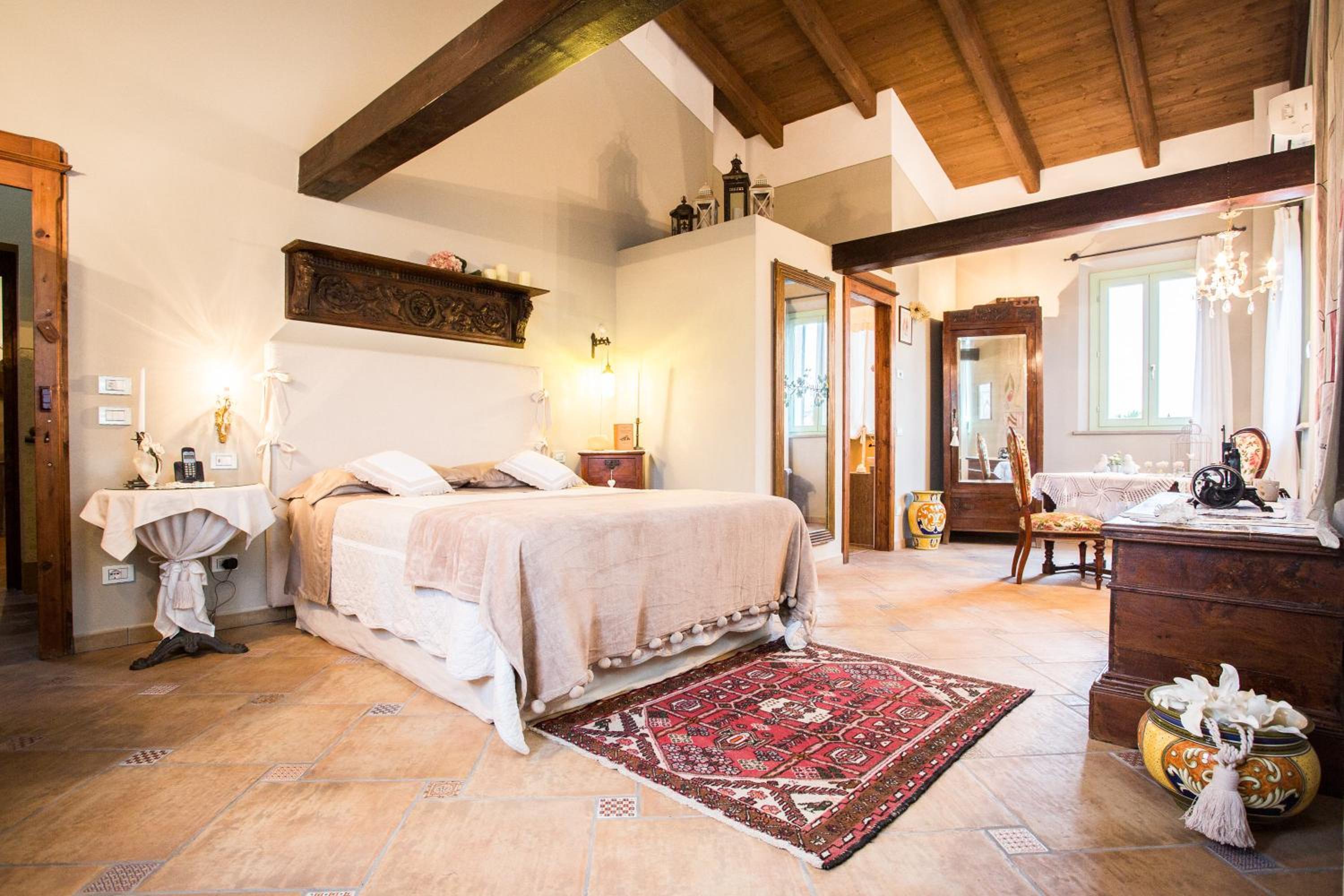Suite - Photo 1