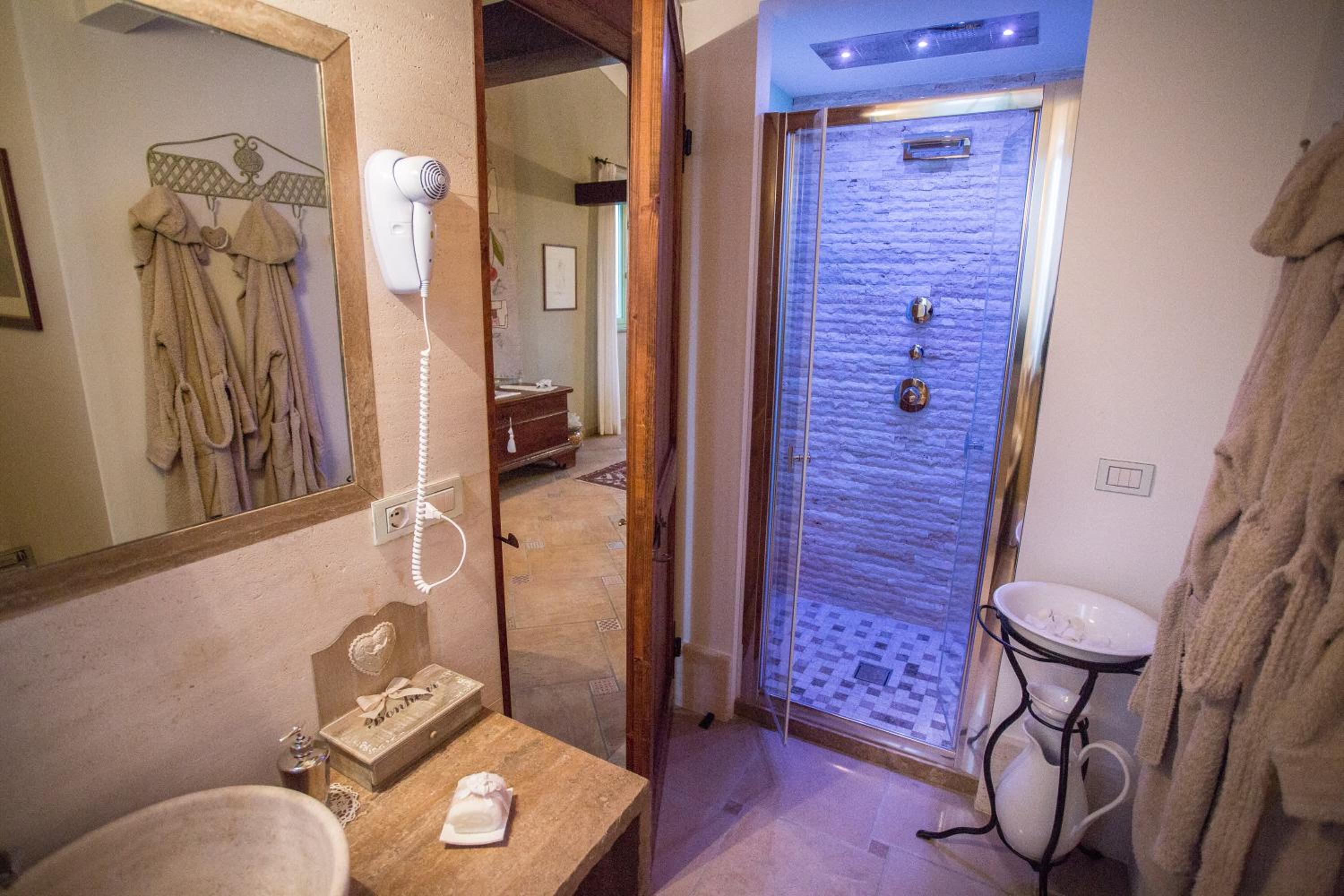Suite - Photo 7