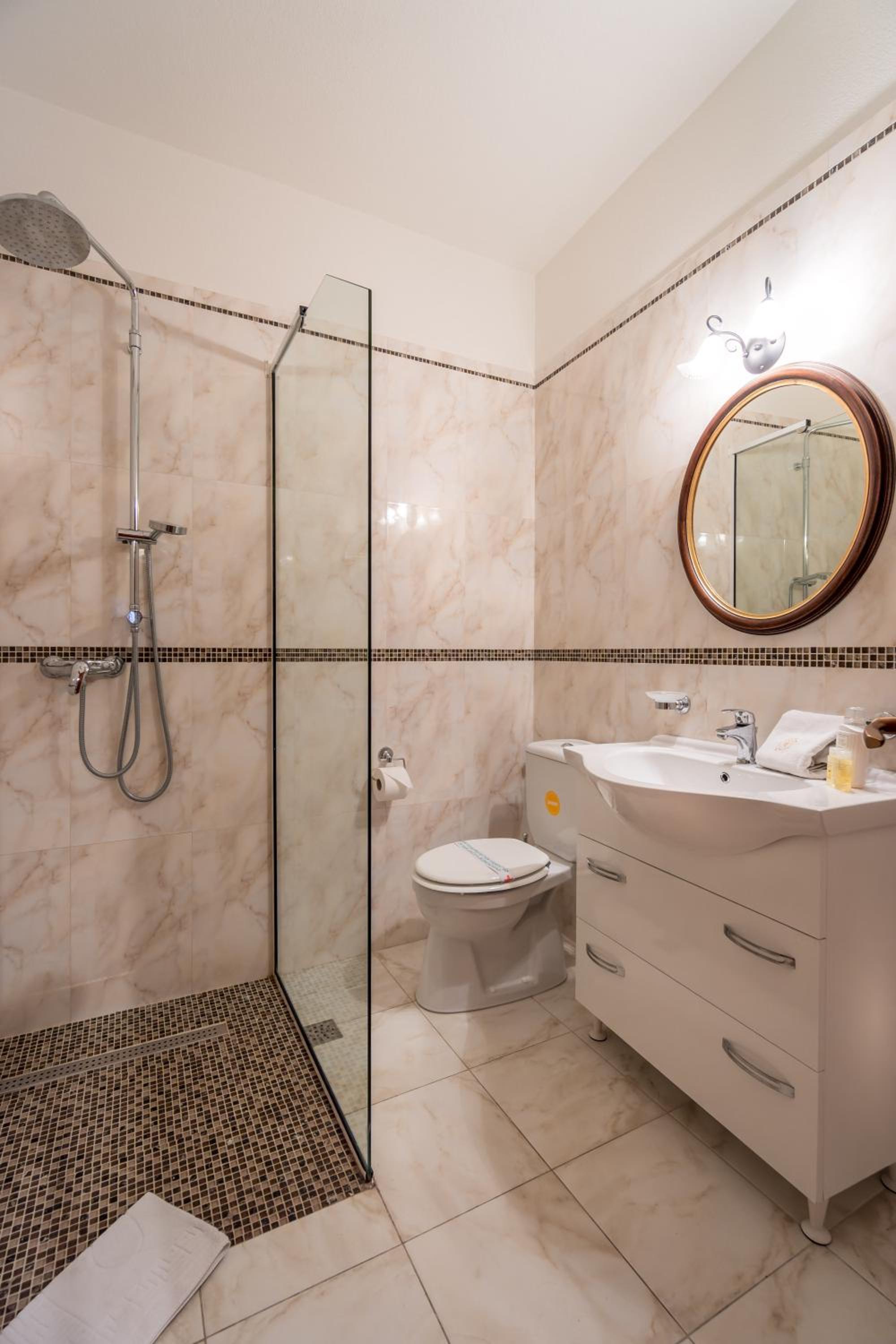 One-Bedroom Apartment - Photo 6