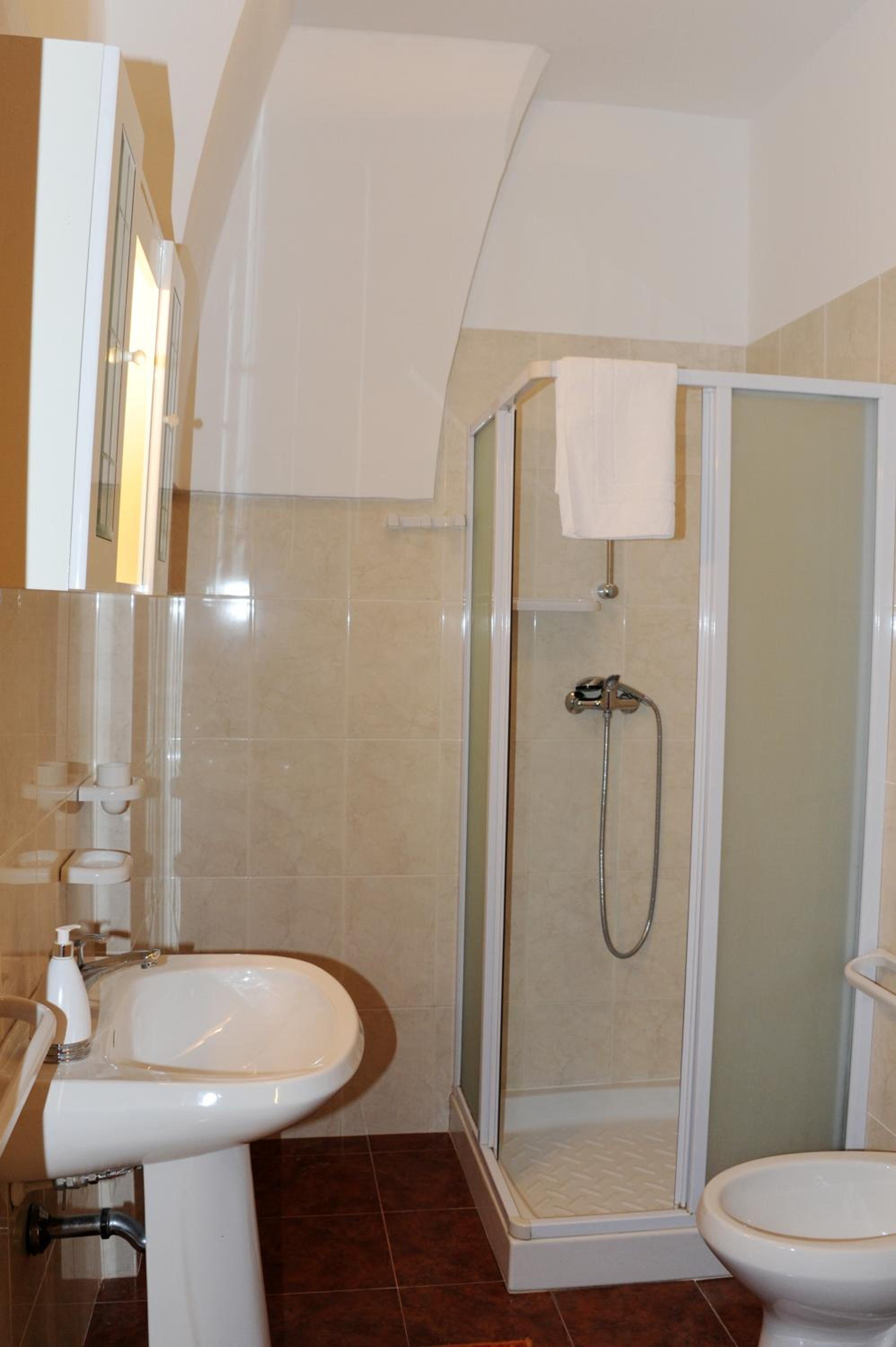 Double or Twin Room - Photo 3