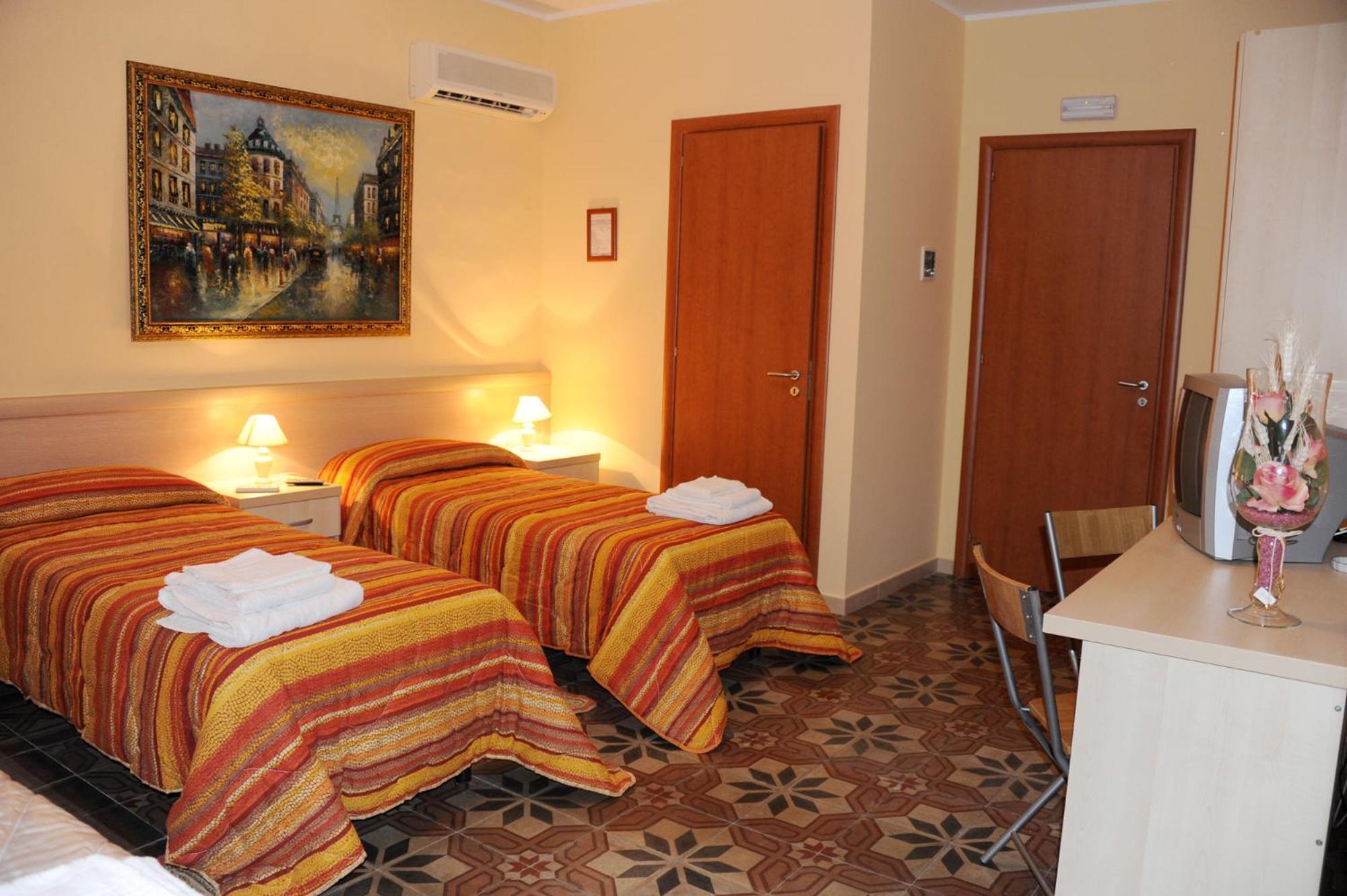 Double or Twin Room - Photo 4