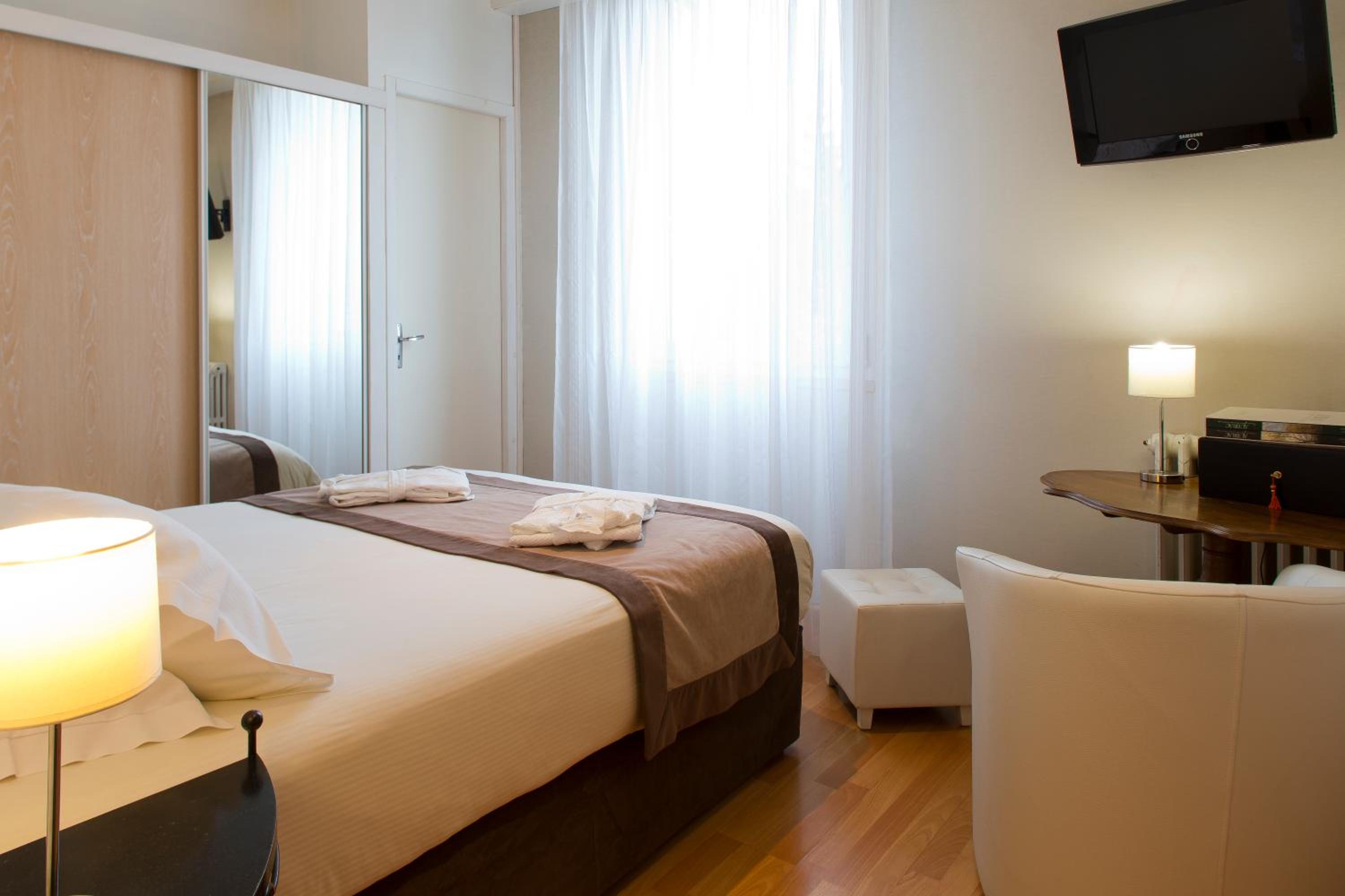 Standard Double Room With Bath photo 1