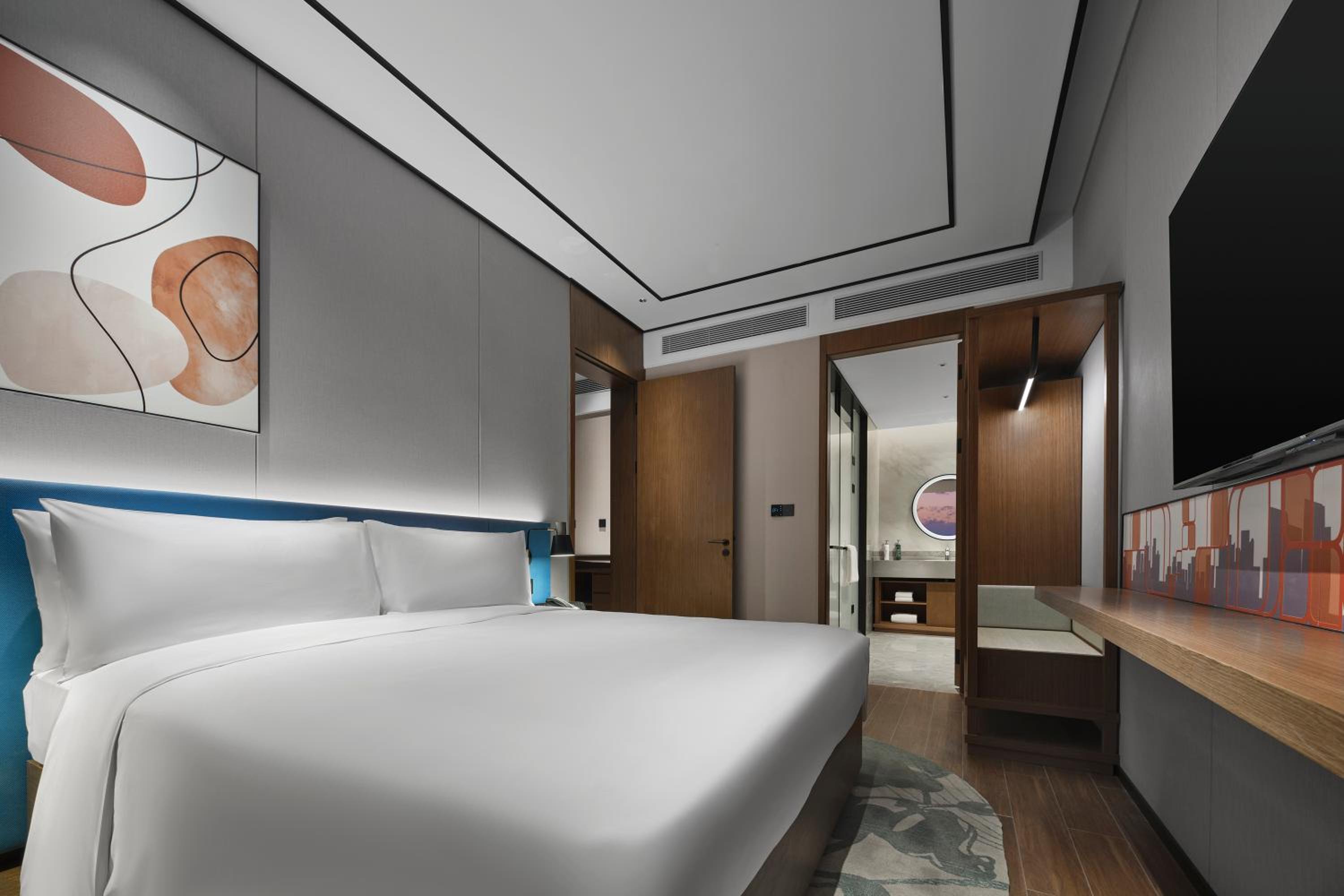 One-Bedroom King Suite thumbnail 5