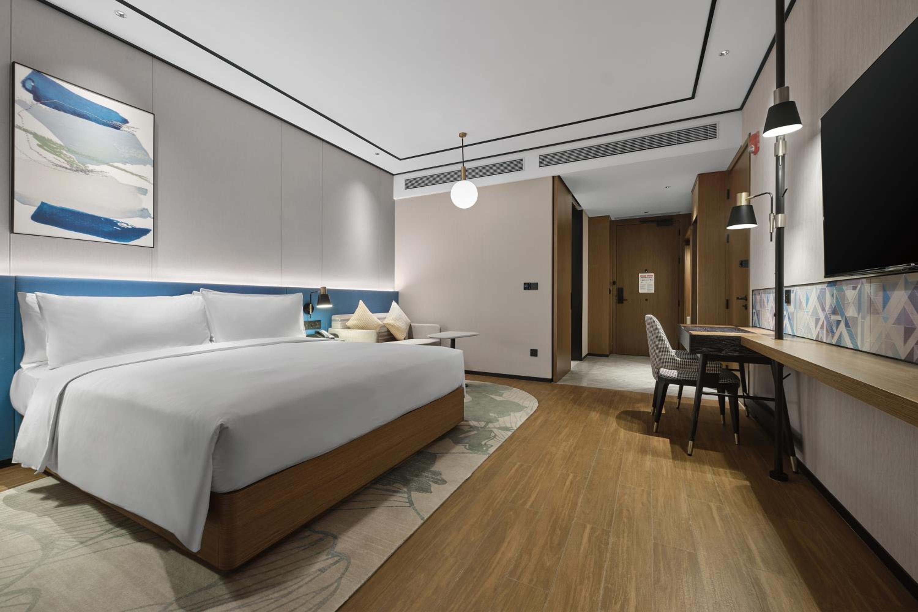 King Room - Mobility Accessible thumbnail 5