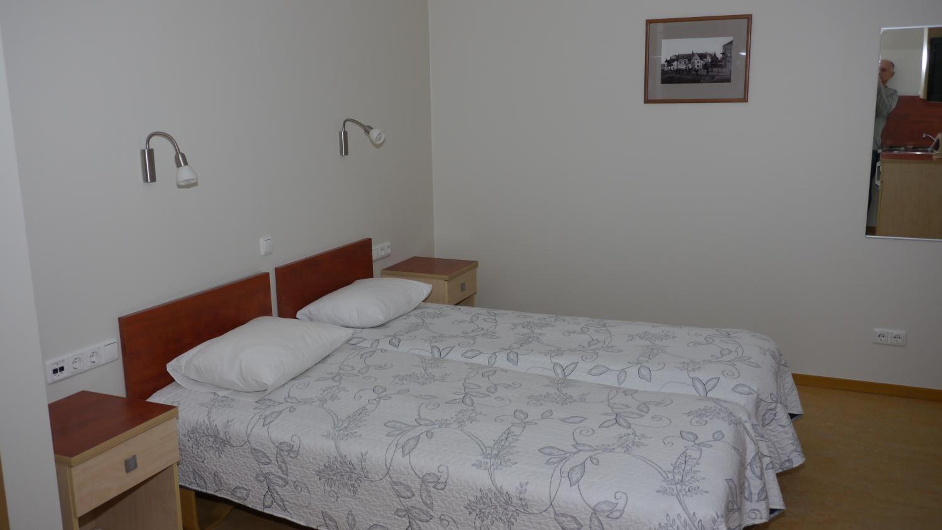 Twin Room with Kitchenette - Photo 6
