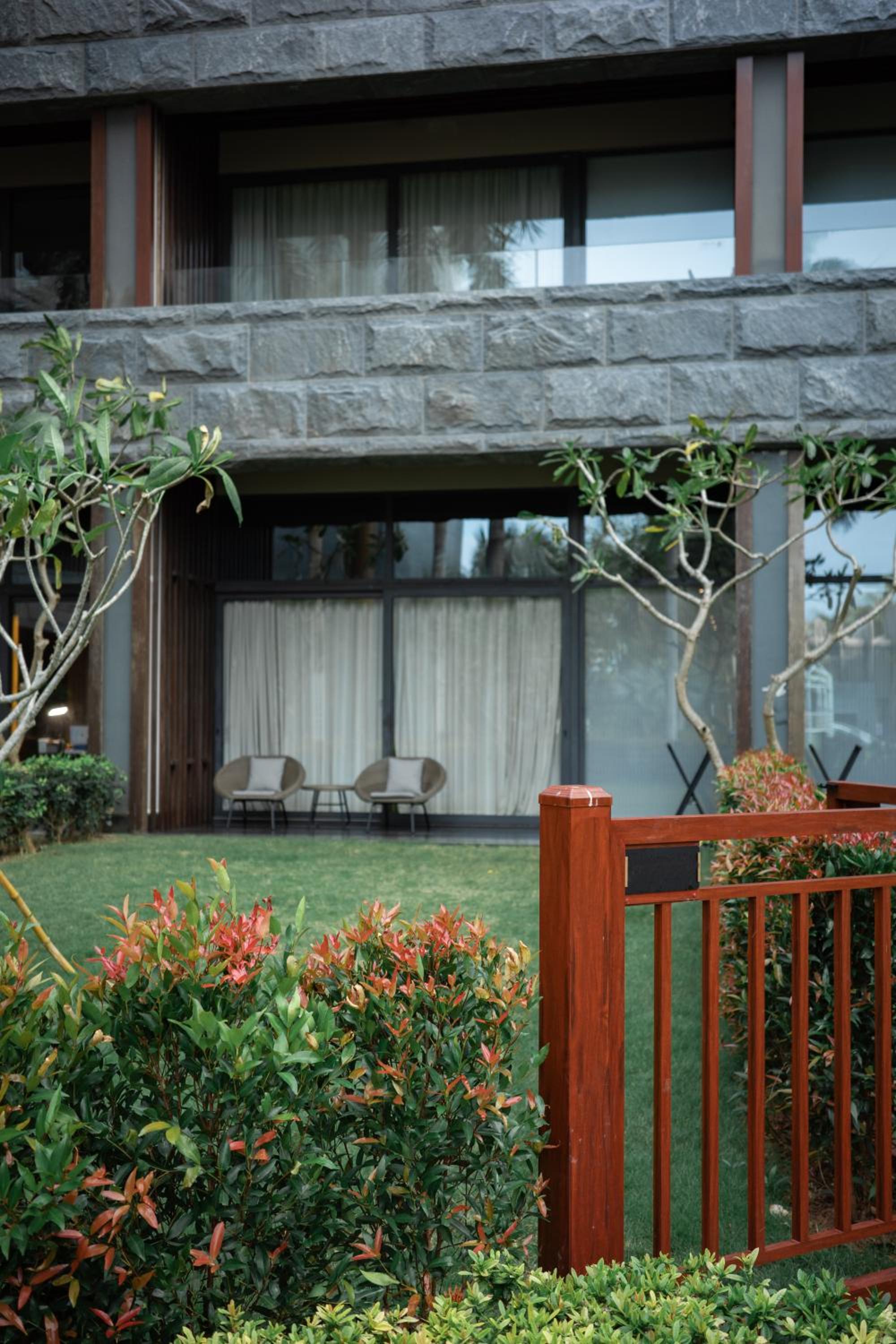 1 King Bed Courtyard with Garden View photo 3