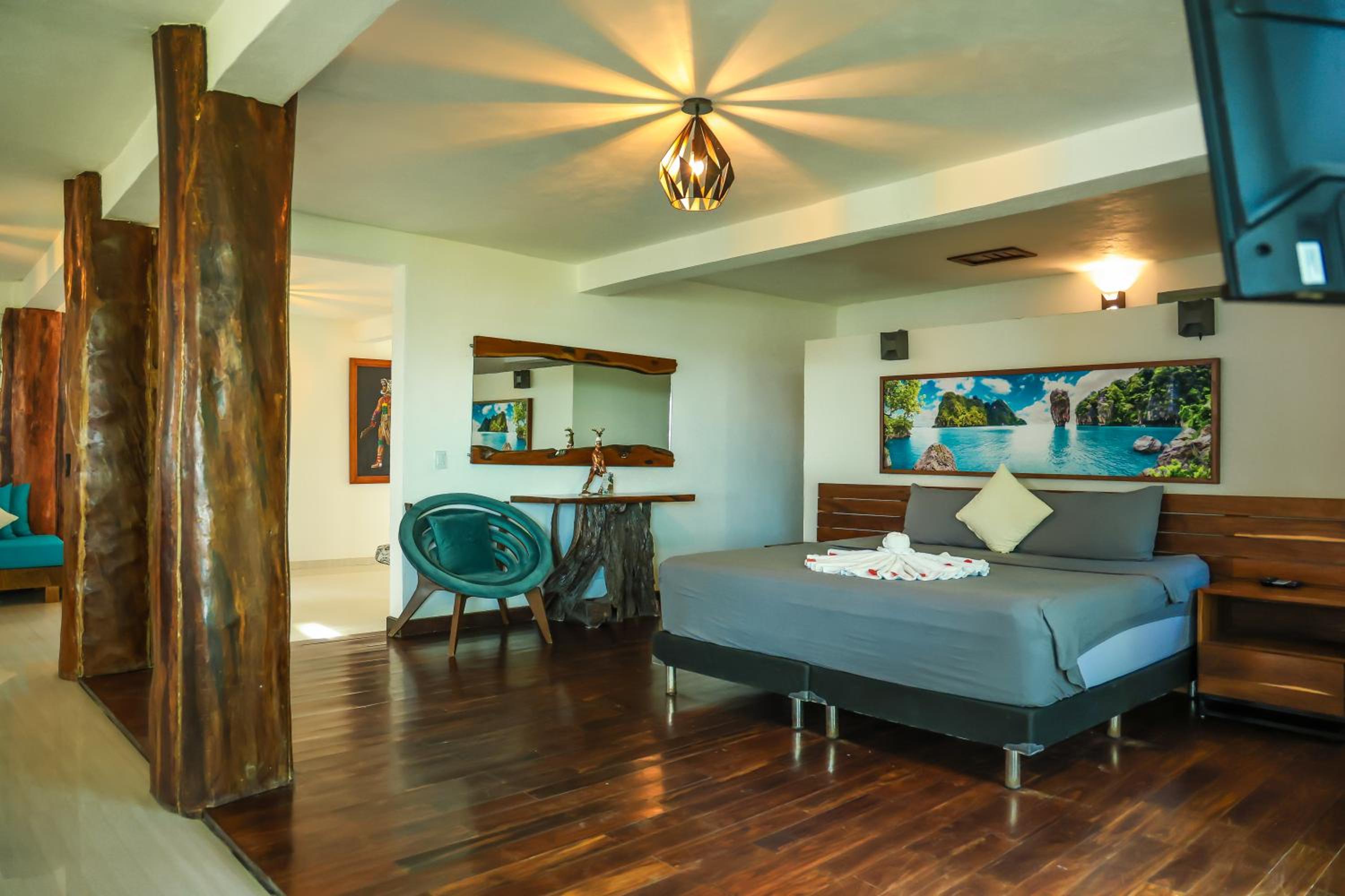 Deluxe Suite - Photo 6