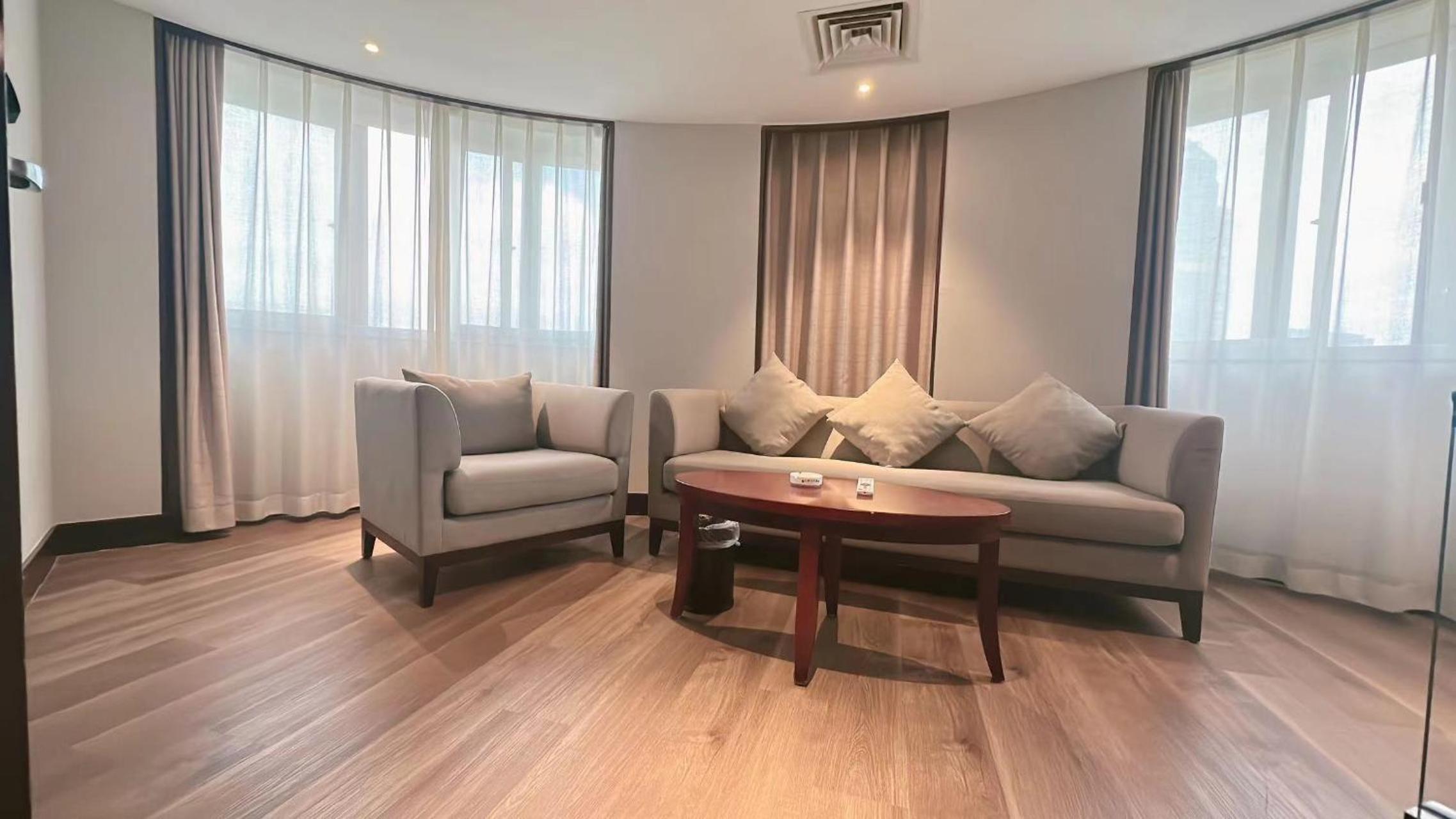 Queen Suite photo 3