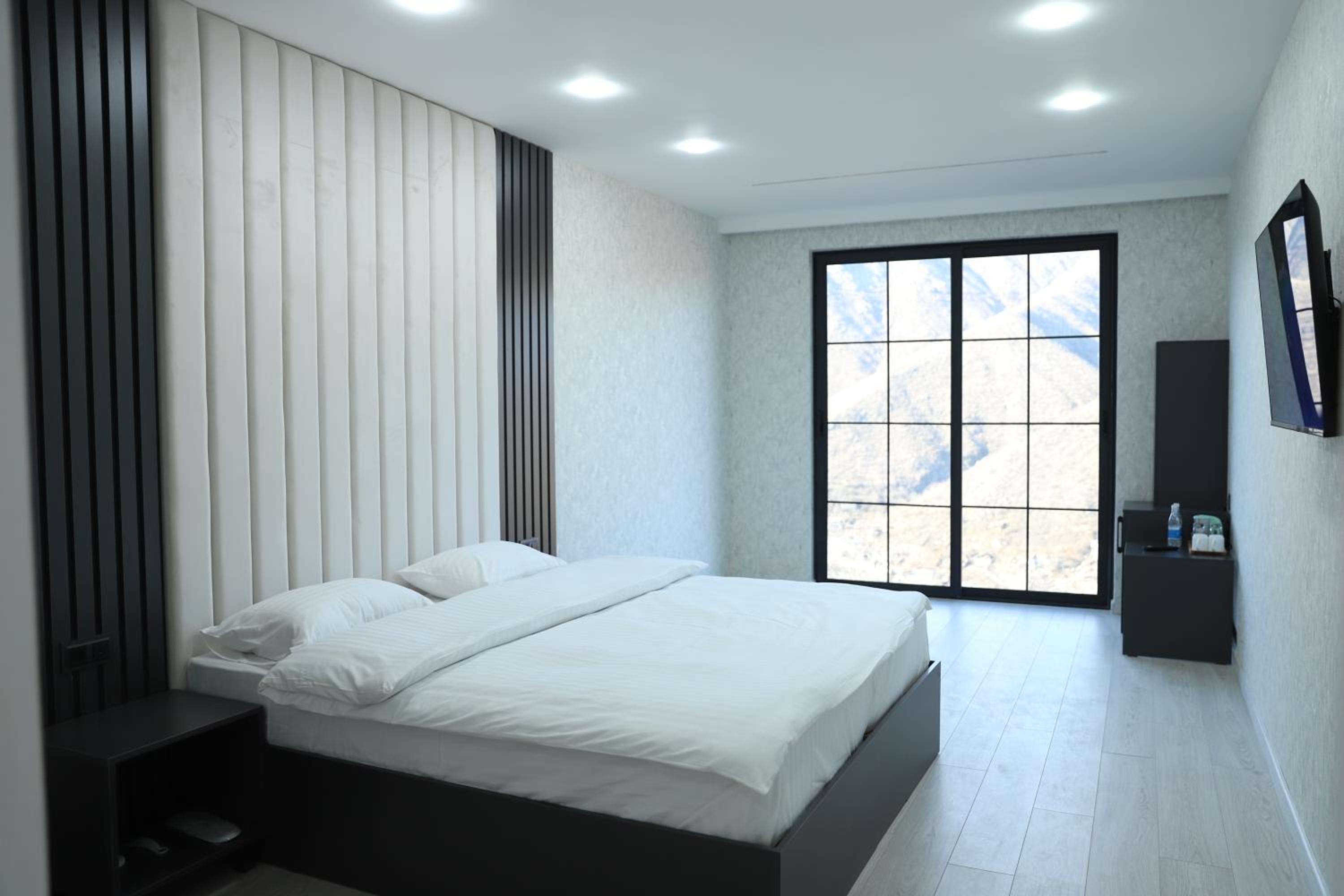 Double or Twin Room with Mountain View
