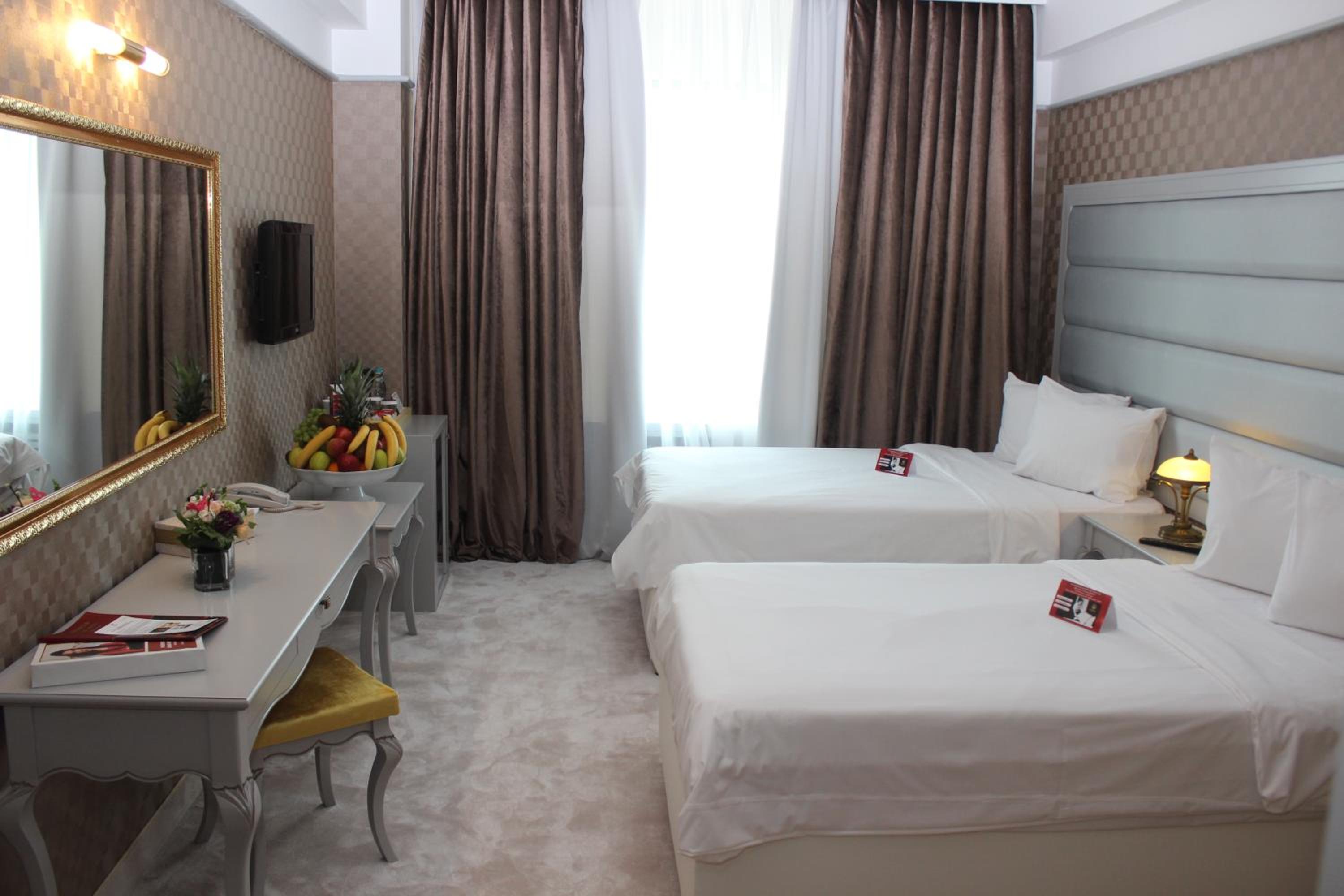 Premium Twin Room - Photo 3