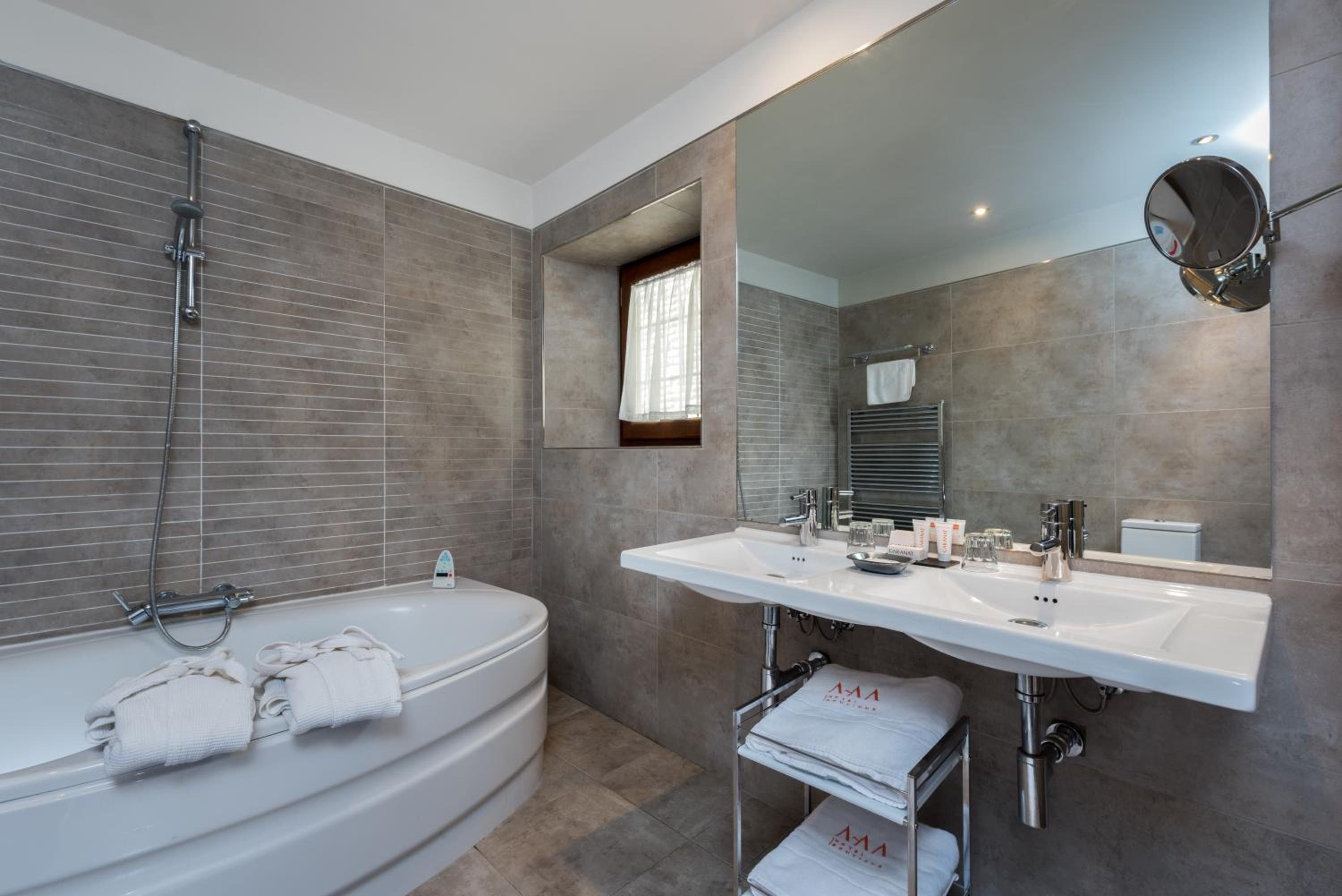 Double Room with Spa Bath photo 3