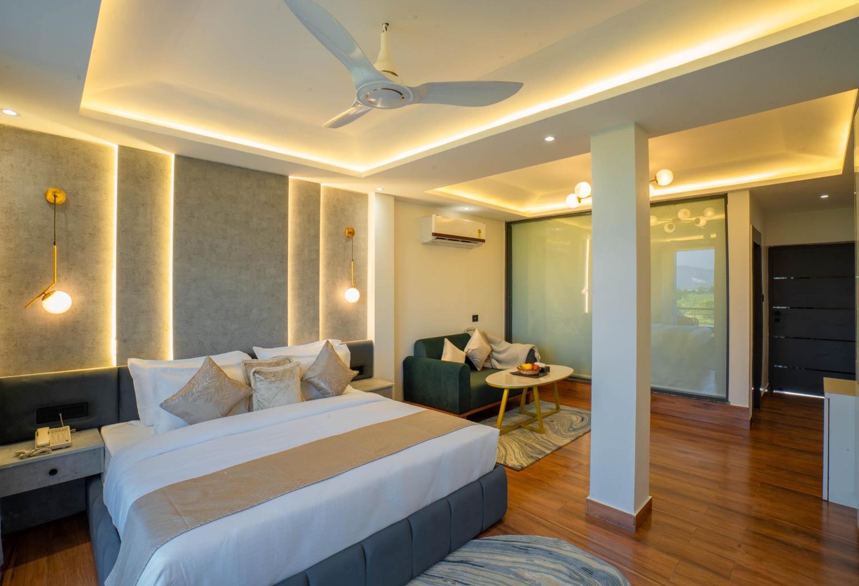 Family Room with Balcony photo 3
