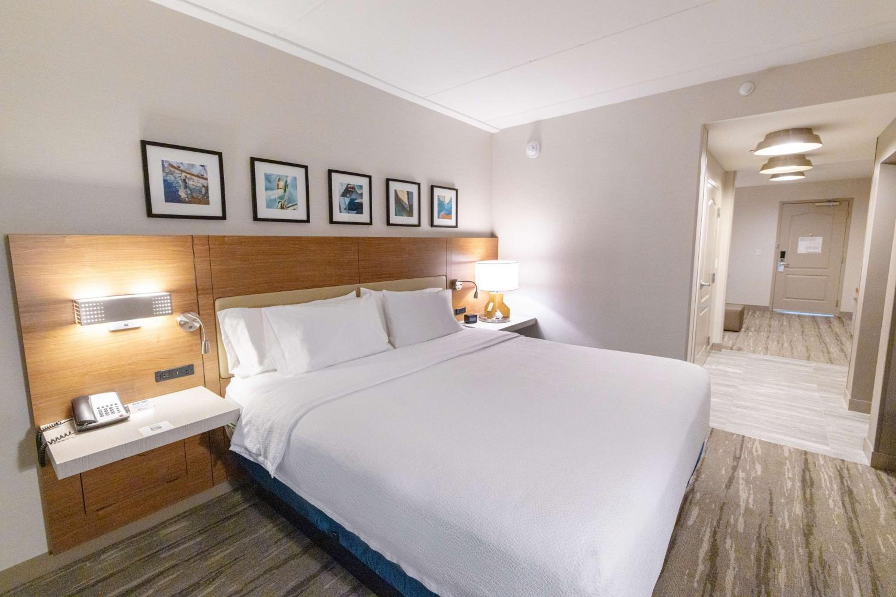 Junior King Suite with Sofa Bed - Photo 2