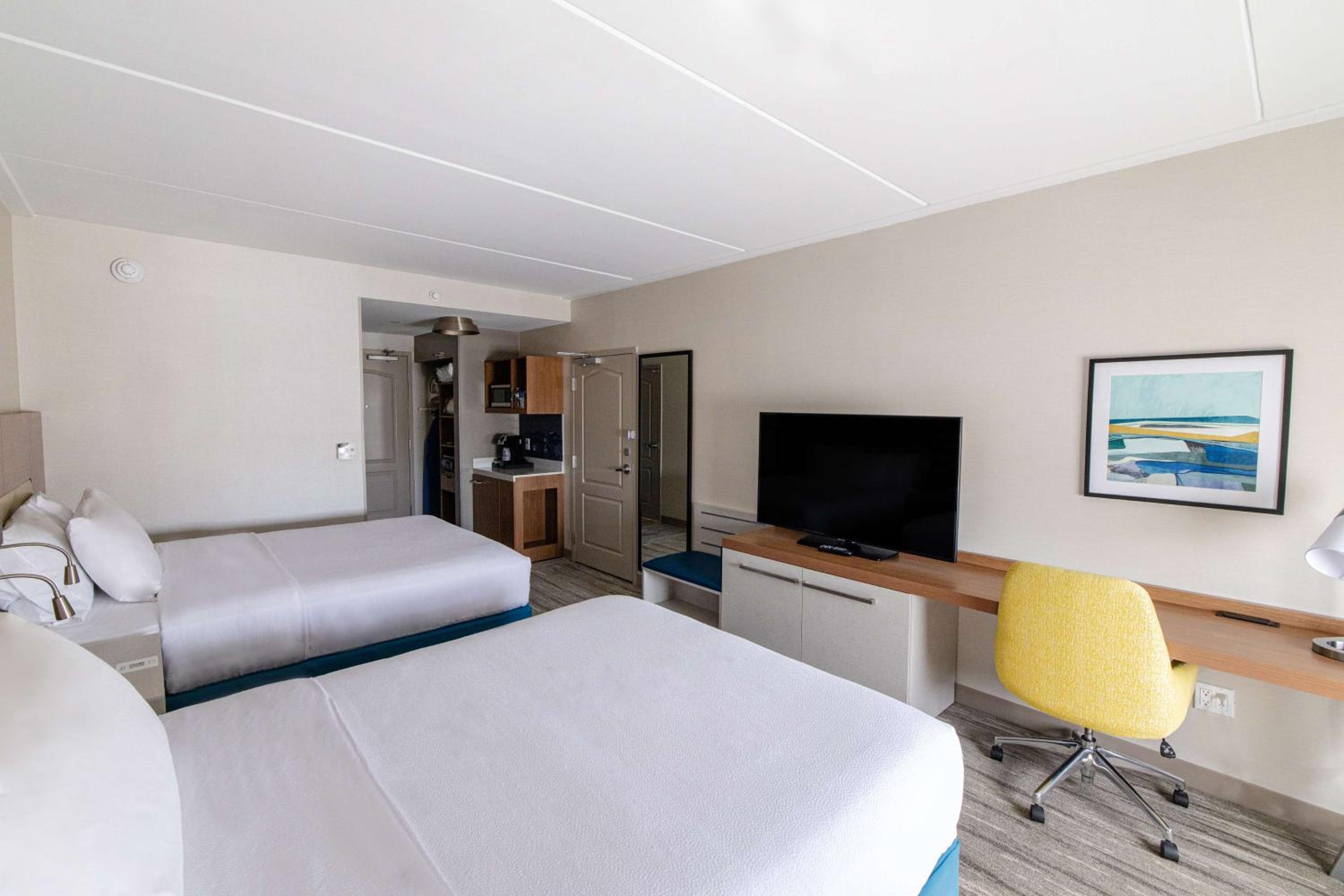 Queen Room with Two Queen Beds - Photo 1