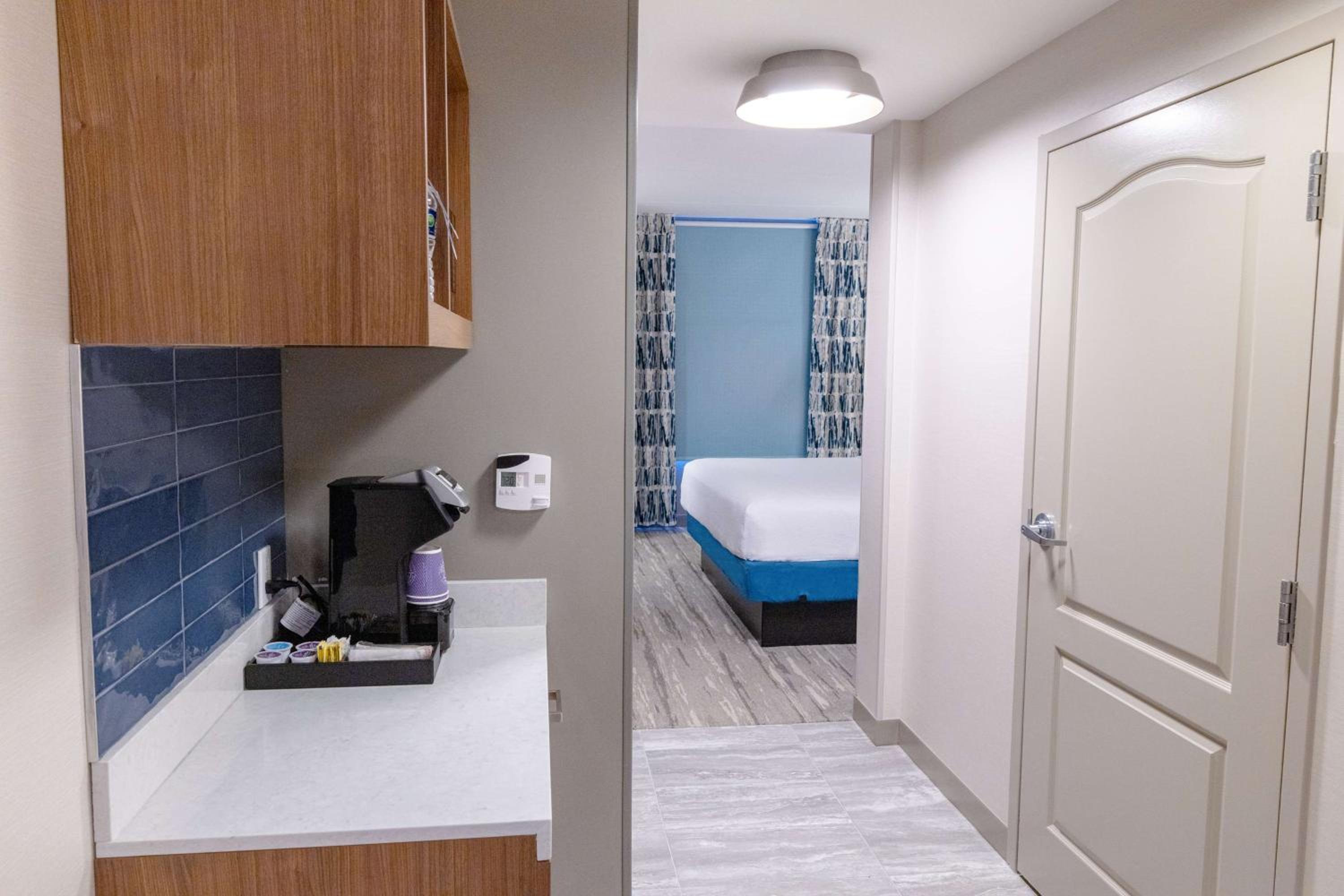 Junior King Suite with Sofa Bed - Photo 3