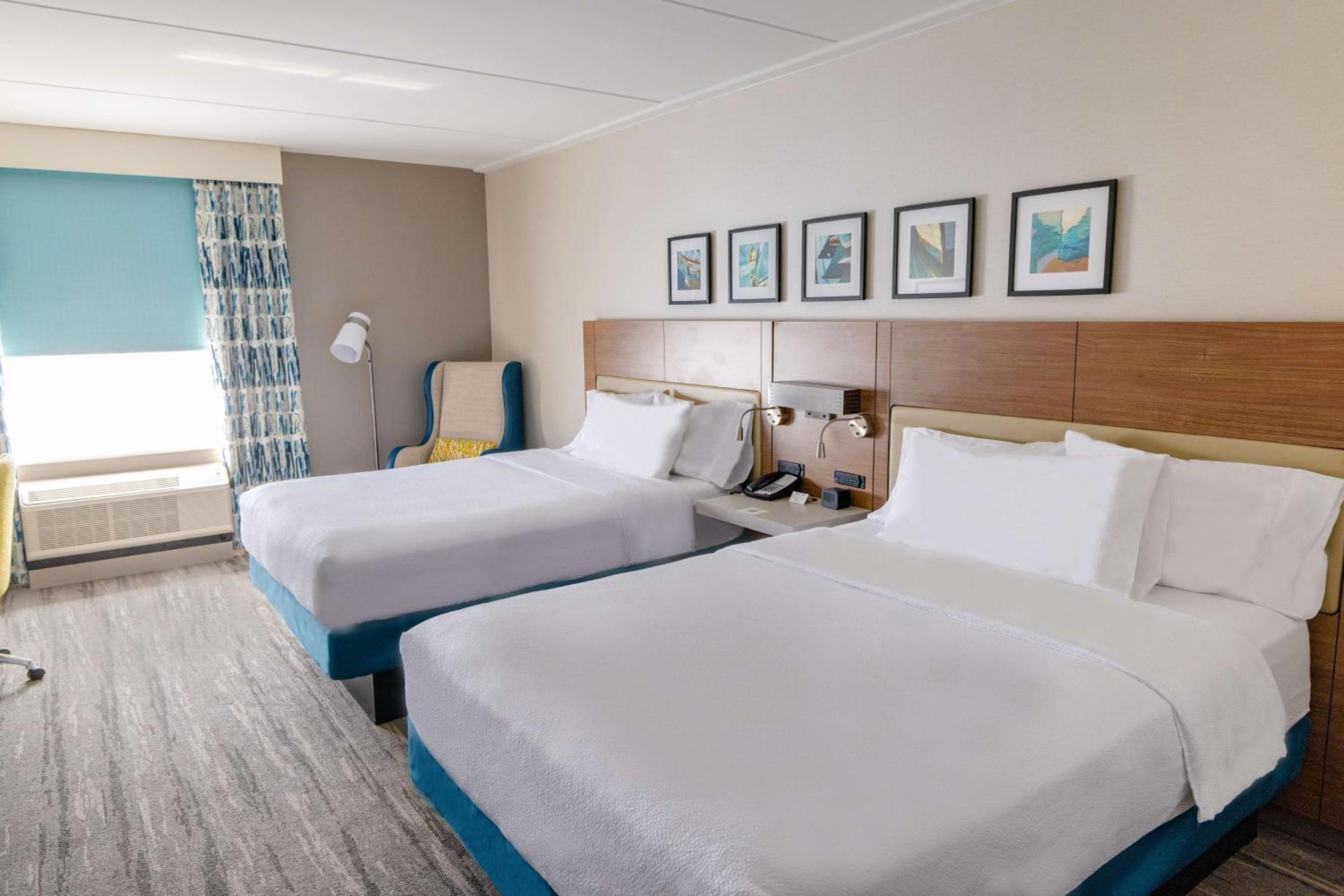 Queen Room with Two Queen Beds - Photo 4