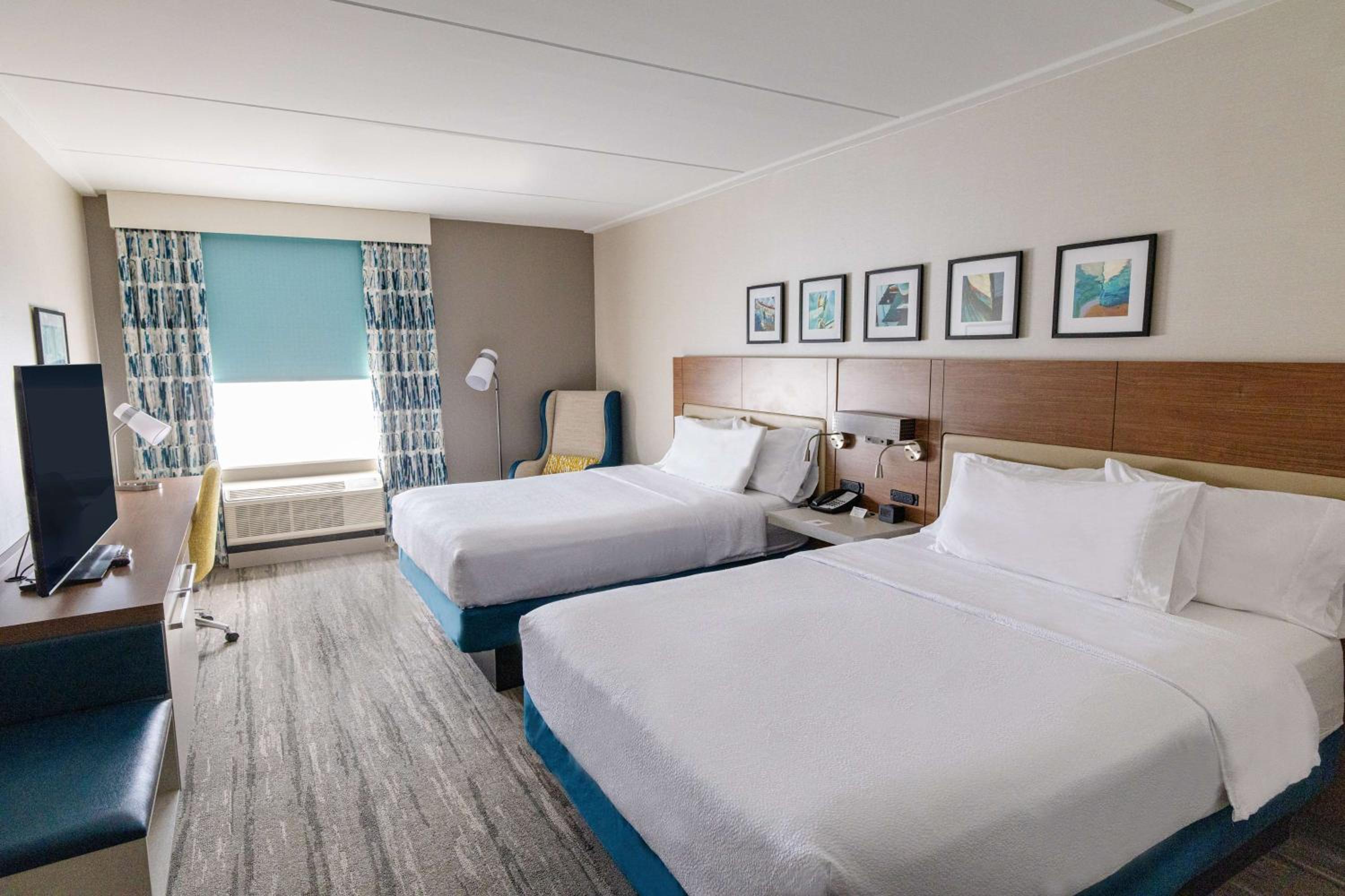 Queen Room with Two Queen Beds - Photo 5