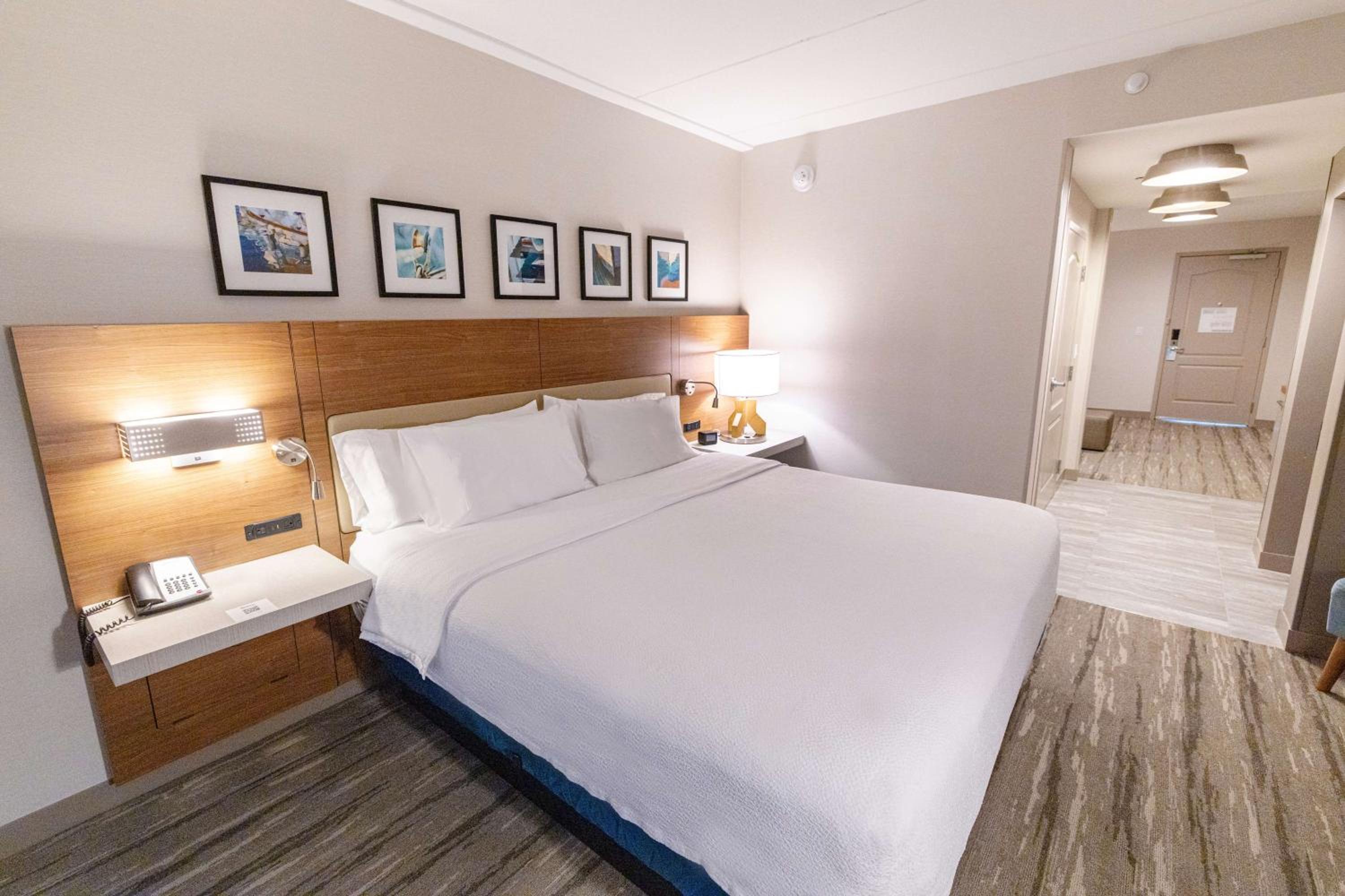 Junior King Suite with Sofa Bed - Photo 6