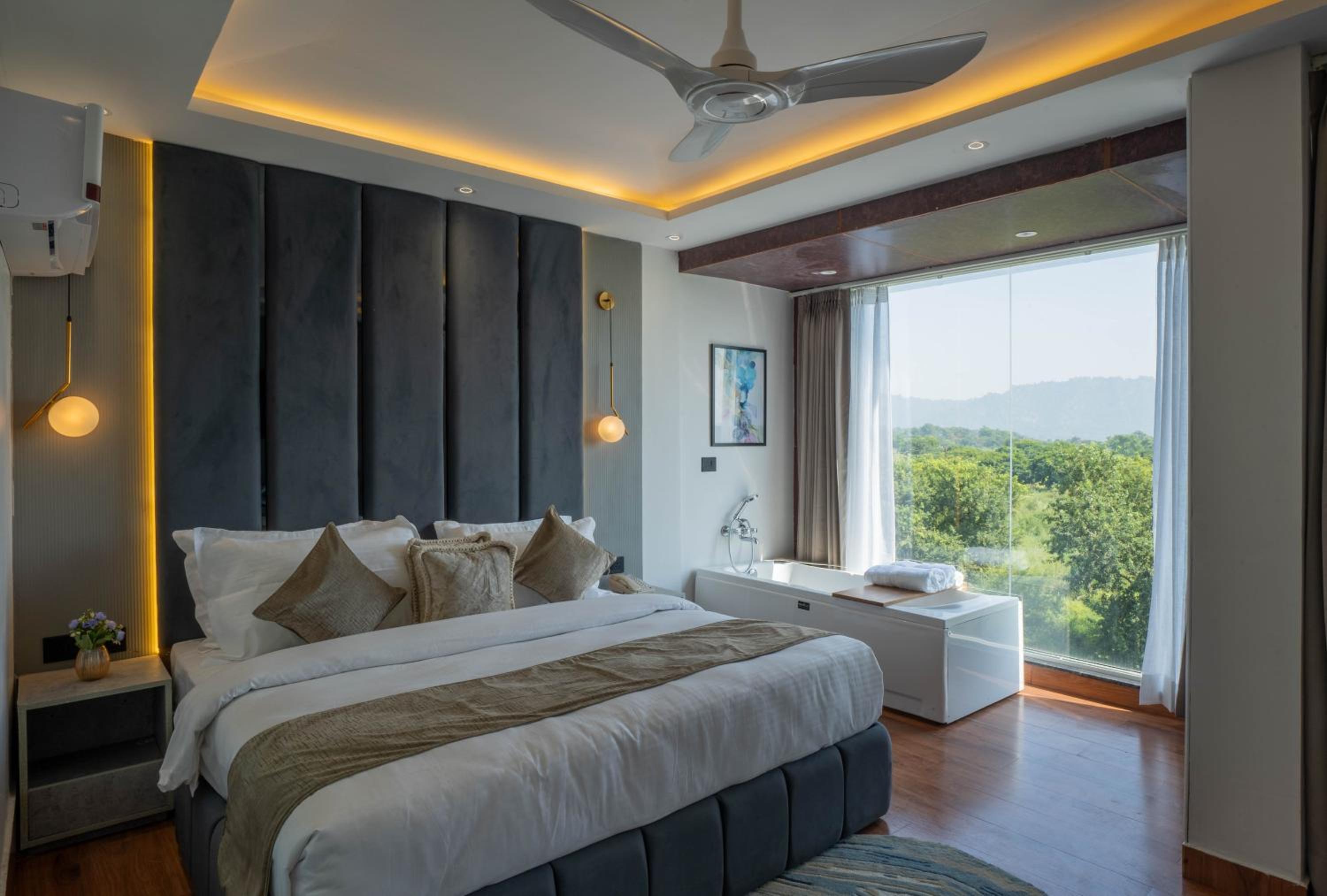 Deluxe Suite with Sea View photo 1