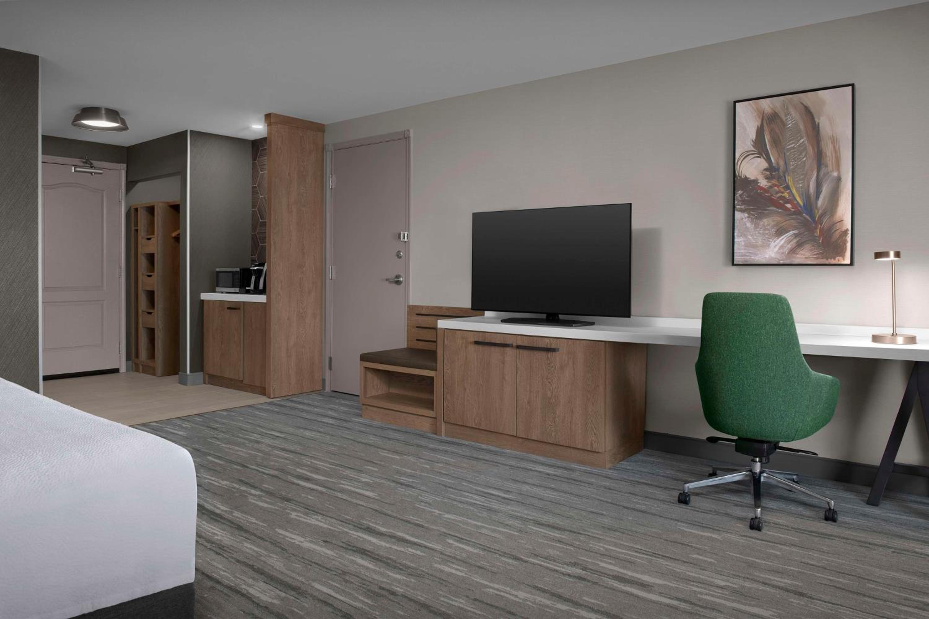 King Room with Tub - Mobility and Hearing Access - Photo 3
