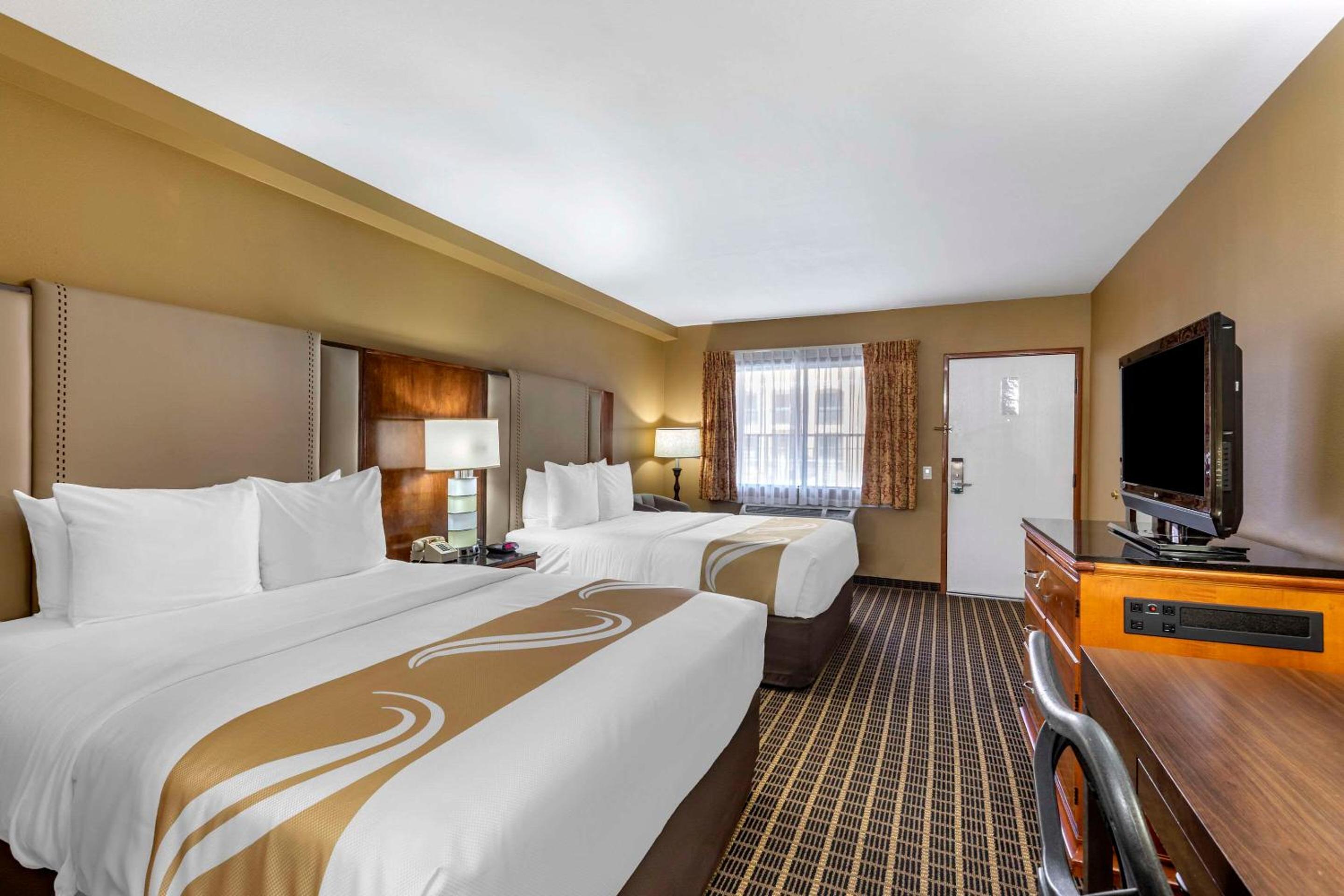 Quadruple Suite - Non-Smoking - Photo 1