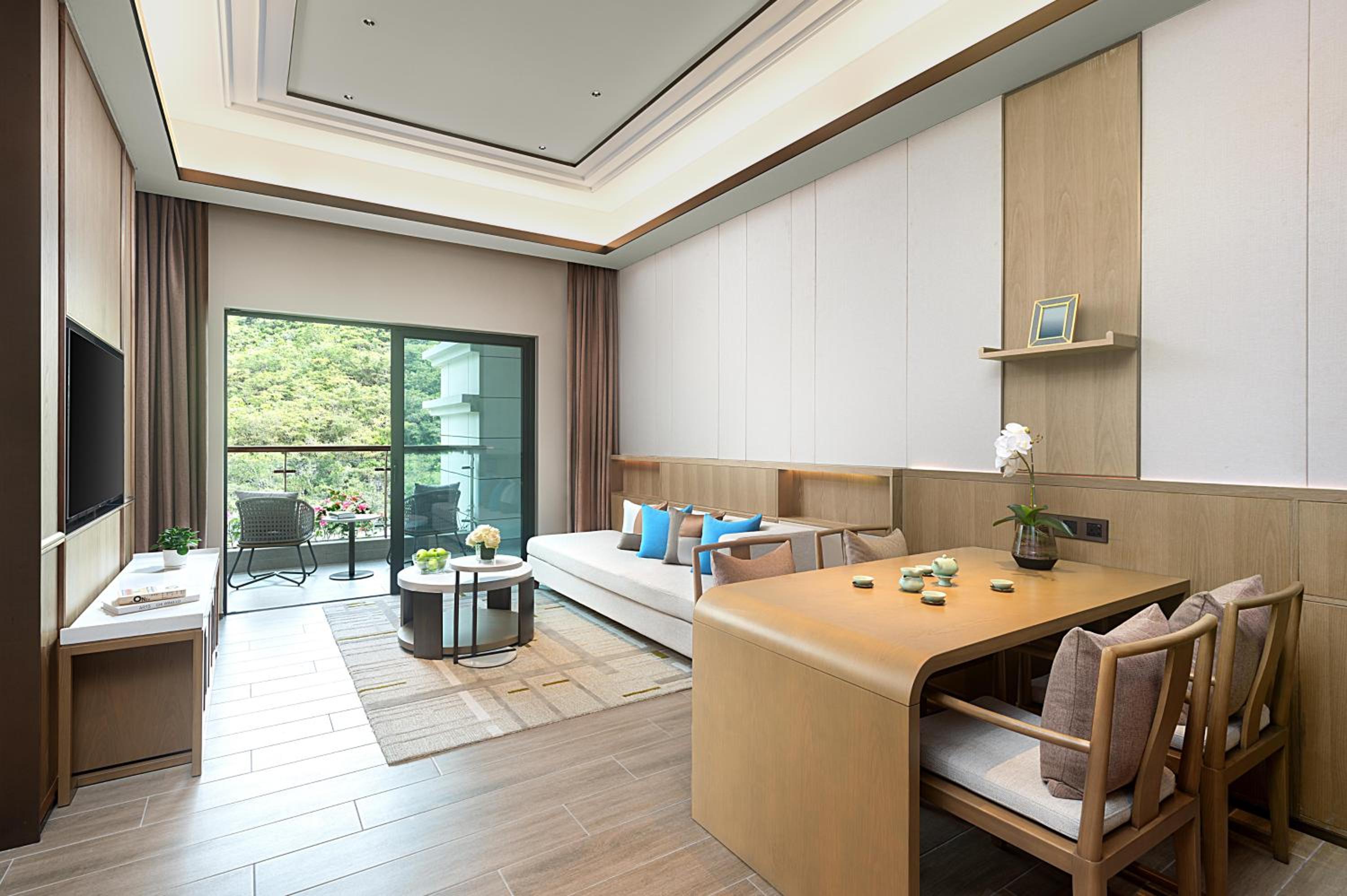 1 King Standard Mountain View (1 King Bed in Private Bedroom + Separate Living Room + Kitchen+Free Self Laundry)