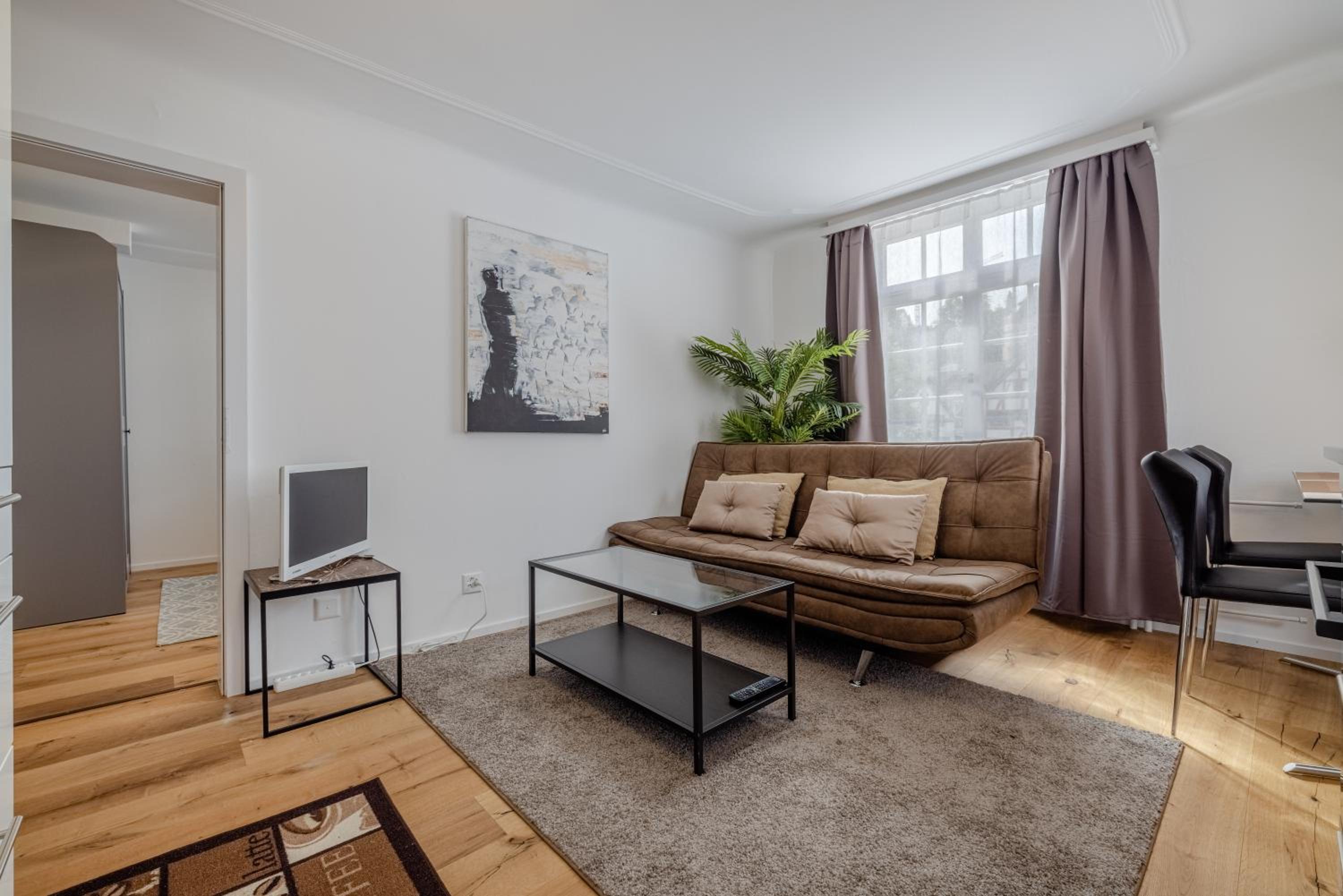 Deluxe One-Bedroom Apartment with City View photo 3