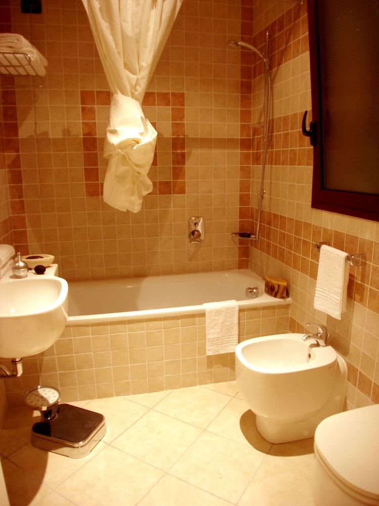 Basic Double Room photo 2