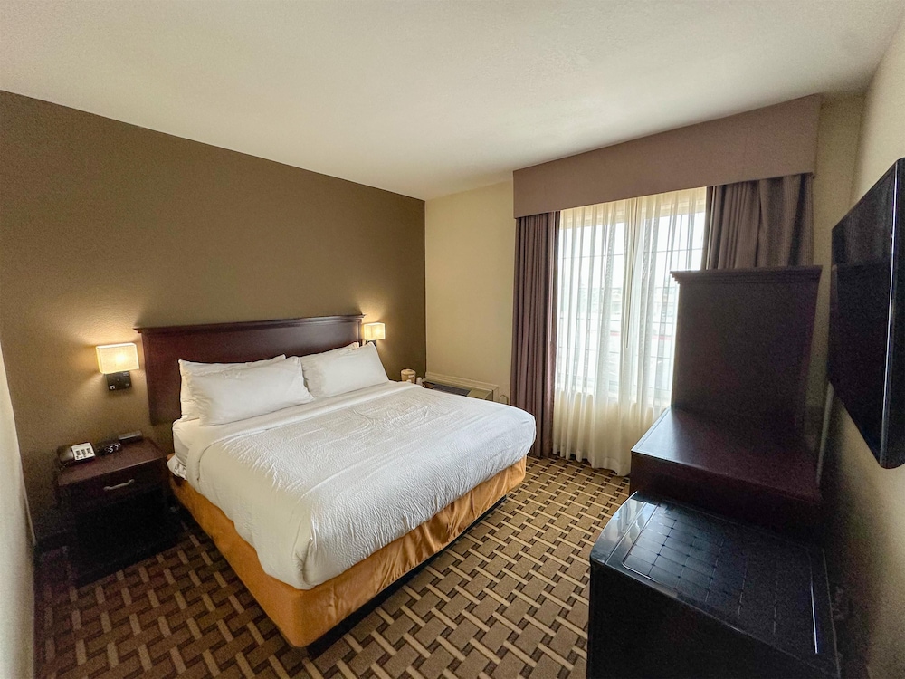 Suite, 1 King Bed, Non Smoking (Sitting Room) photo 3