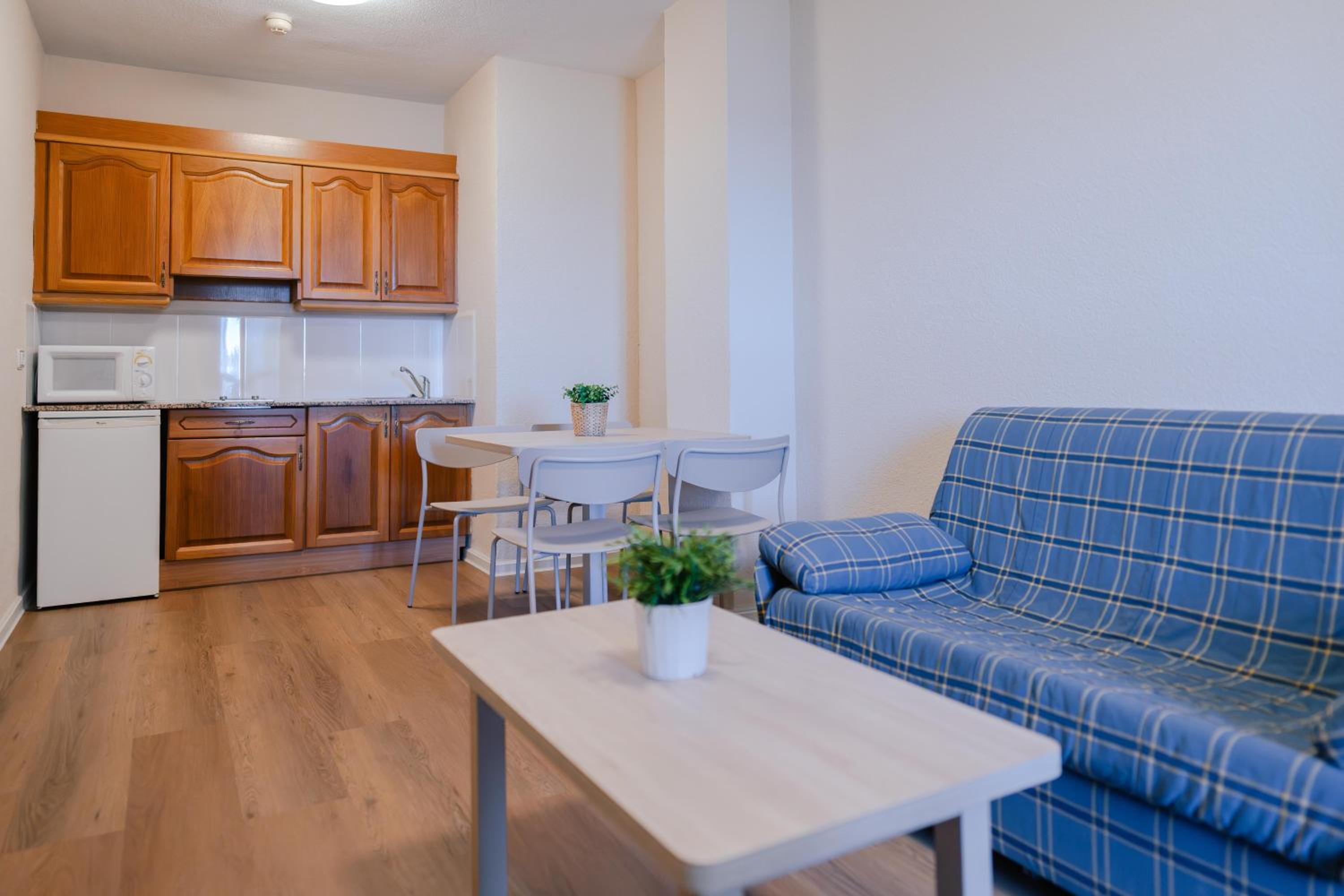 One-Bedroom Apartment with Lake View (4 Adults + 1 Child)