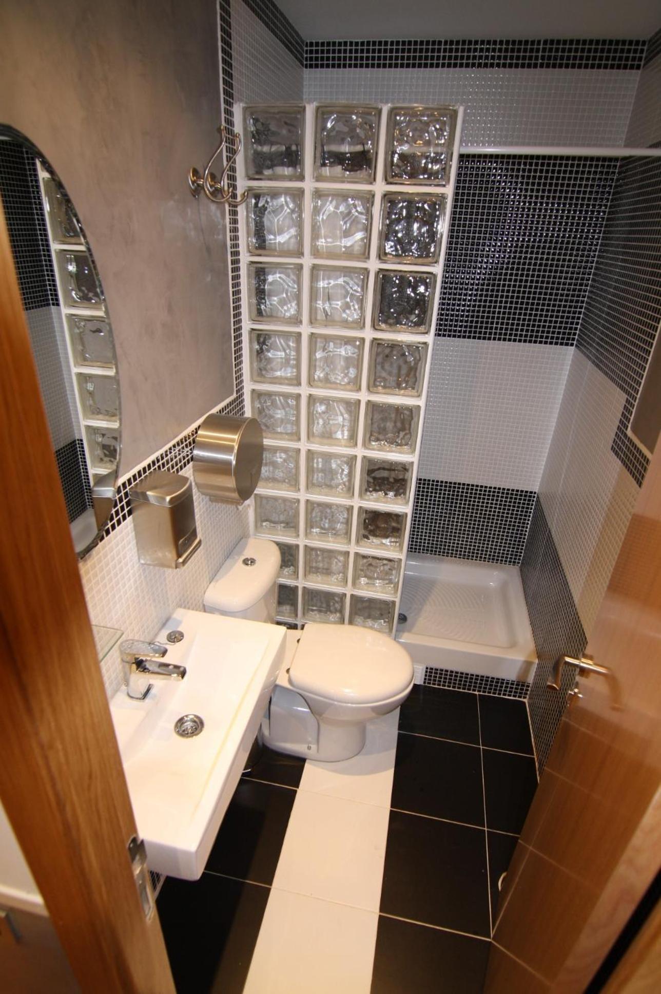 Budget Single Room with Shared Bathroom