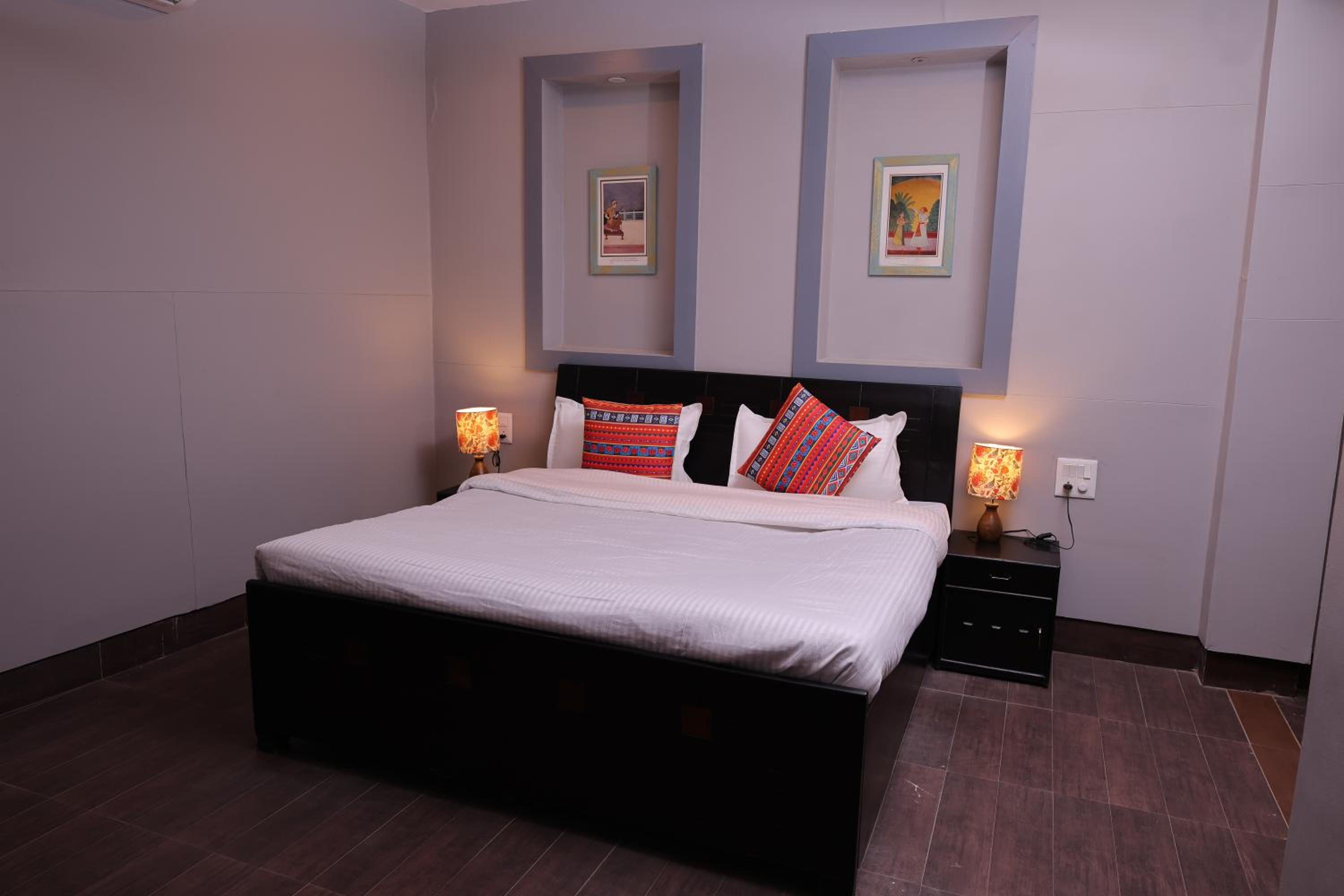 Suite - Photo 1