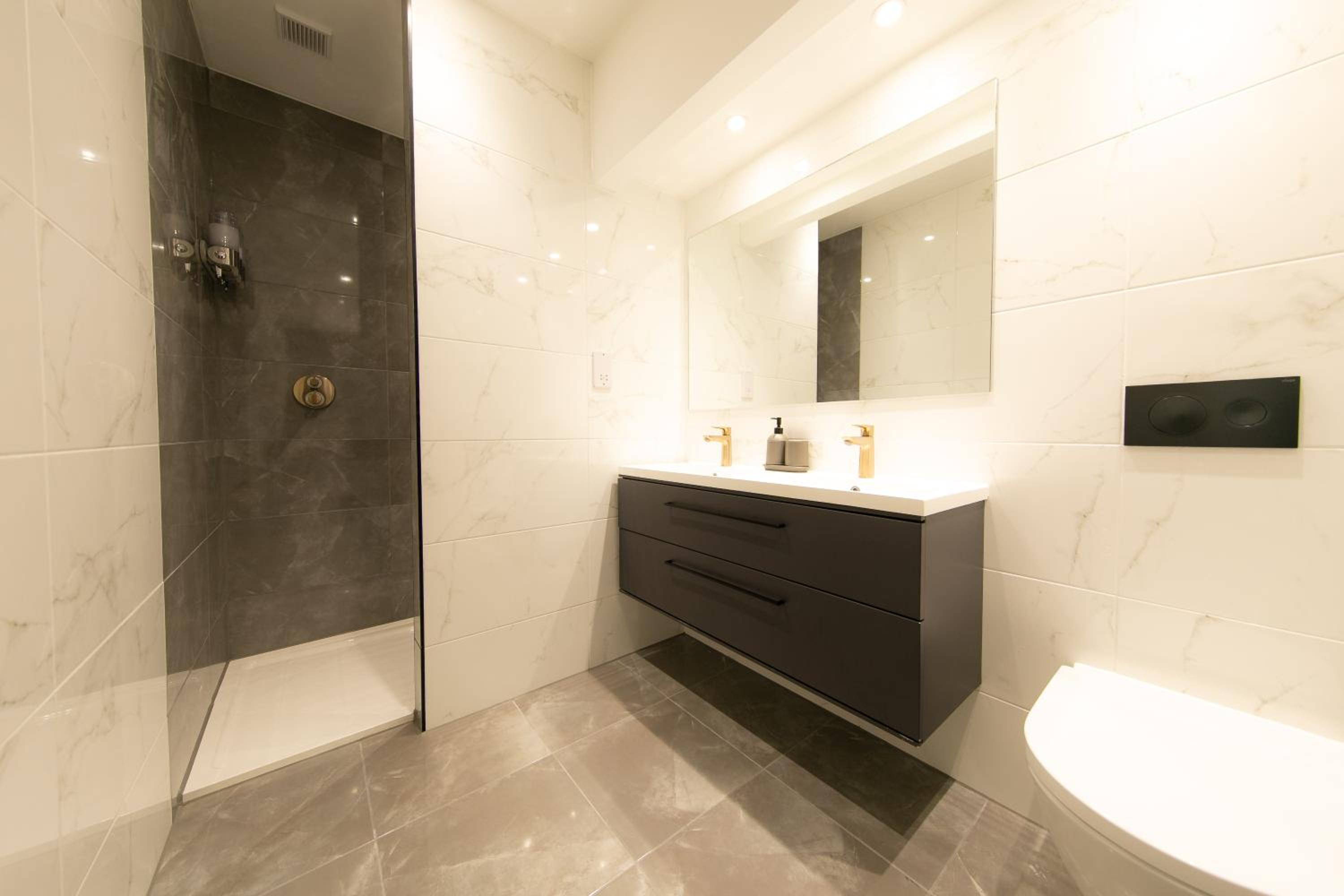 Deluxe One-Bedroom Apartment - Photo 1