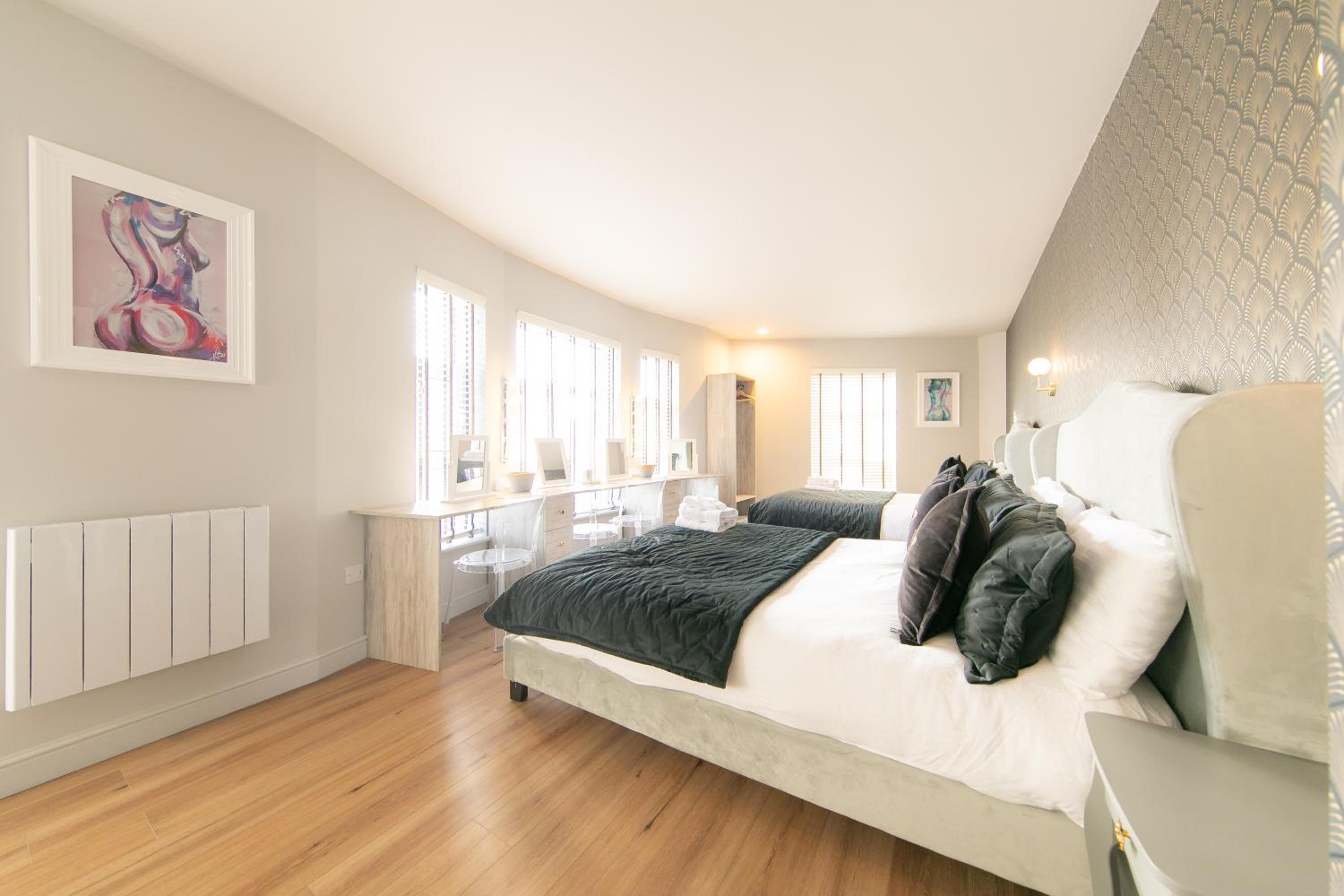 Deluxe One-Bedroom Apartment - Photo 2
