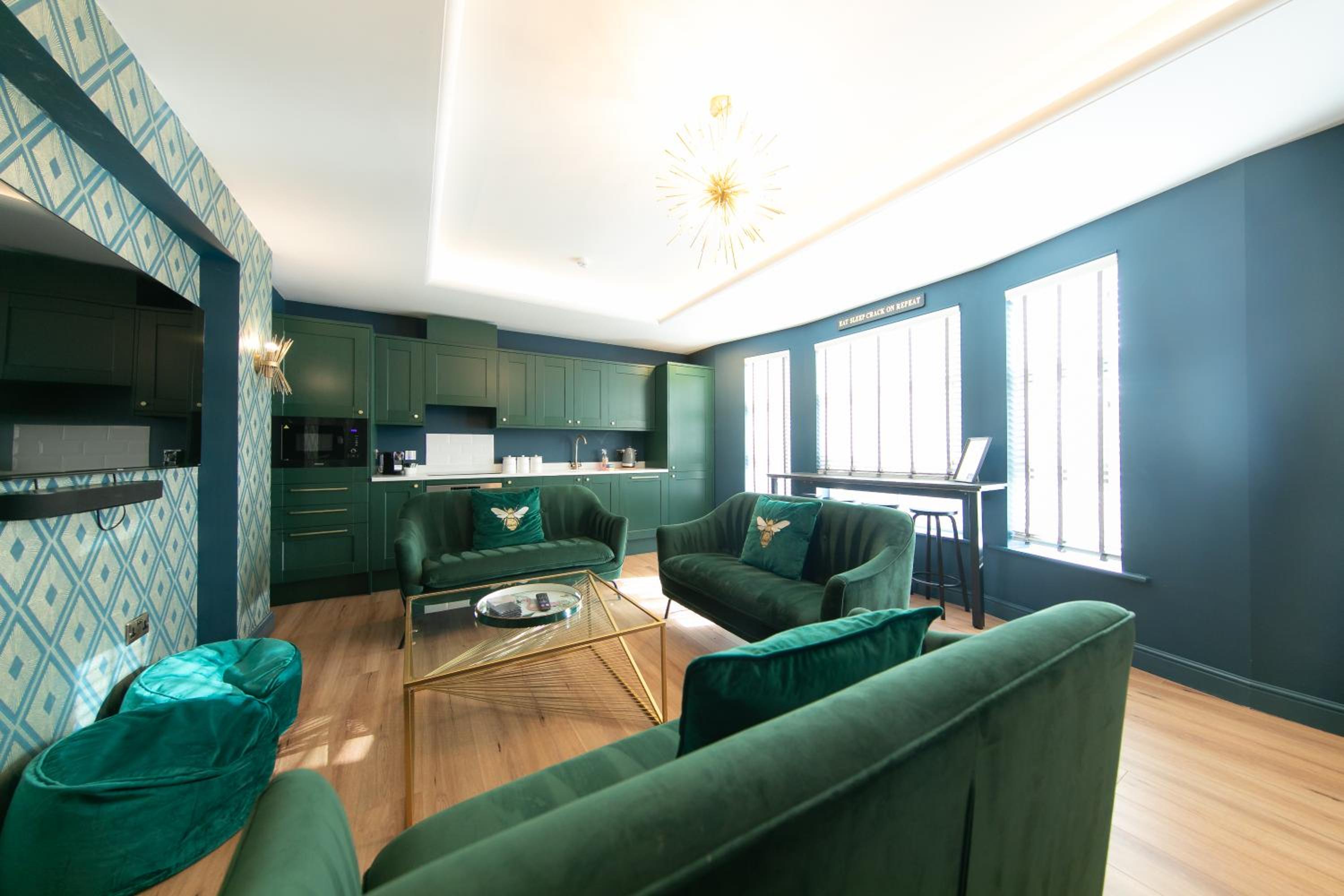 Deluxe One-Bedroom Apartment - Photo 6