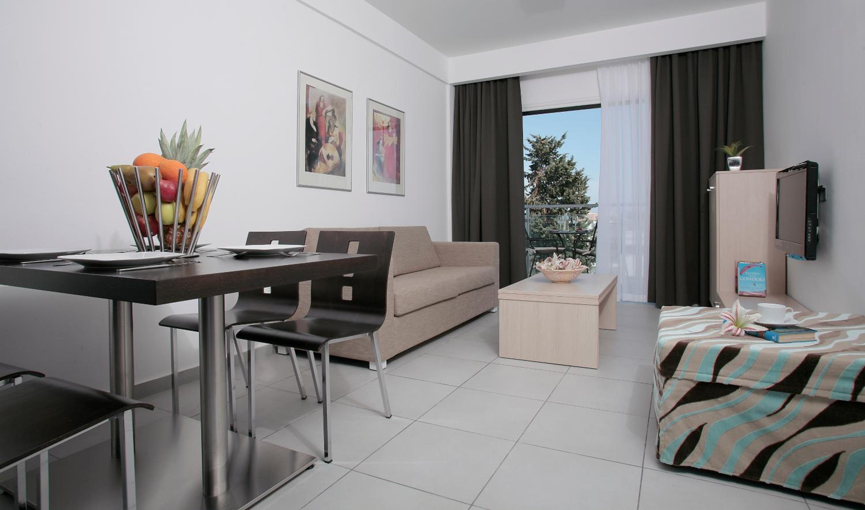 Superior One-Bedroom Apartment - Photo 4