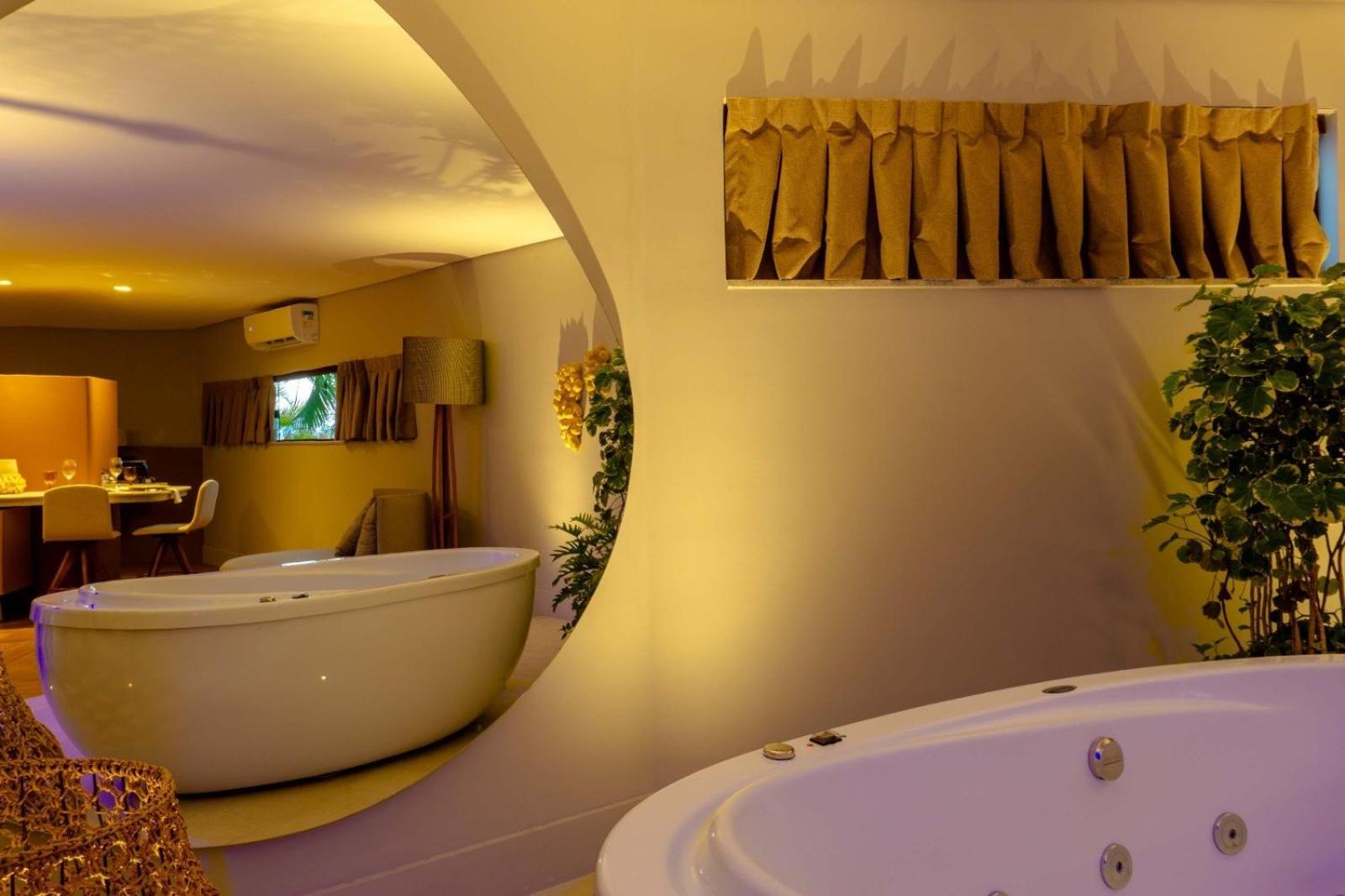 Suite with Hot Tub photo 1