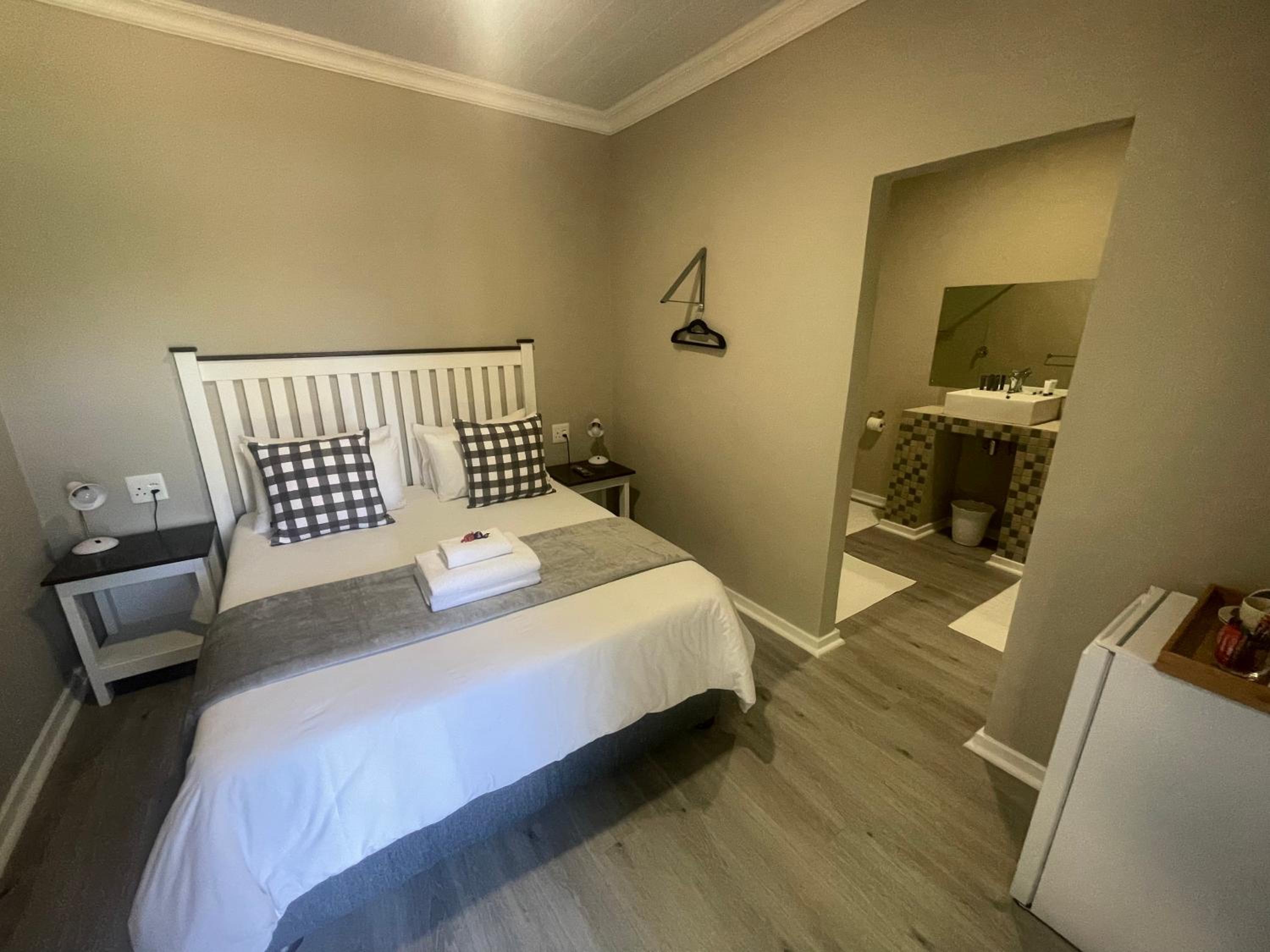 Queen Suite with Pool View