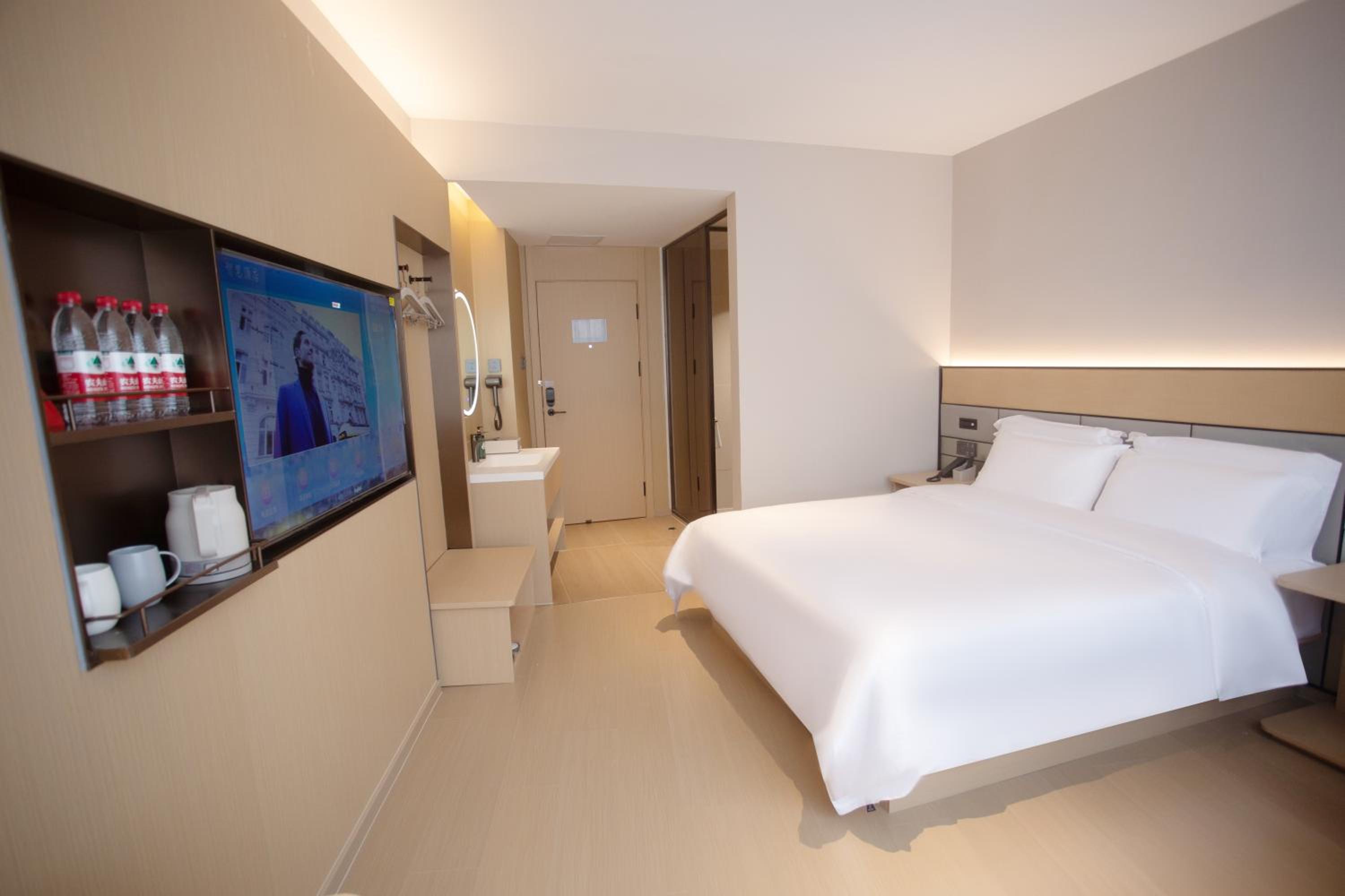 Standard Queen Room photo 1