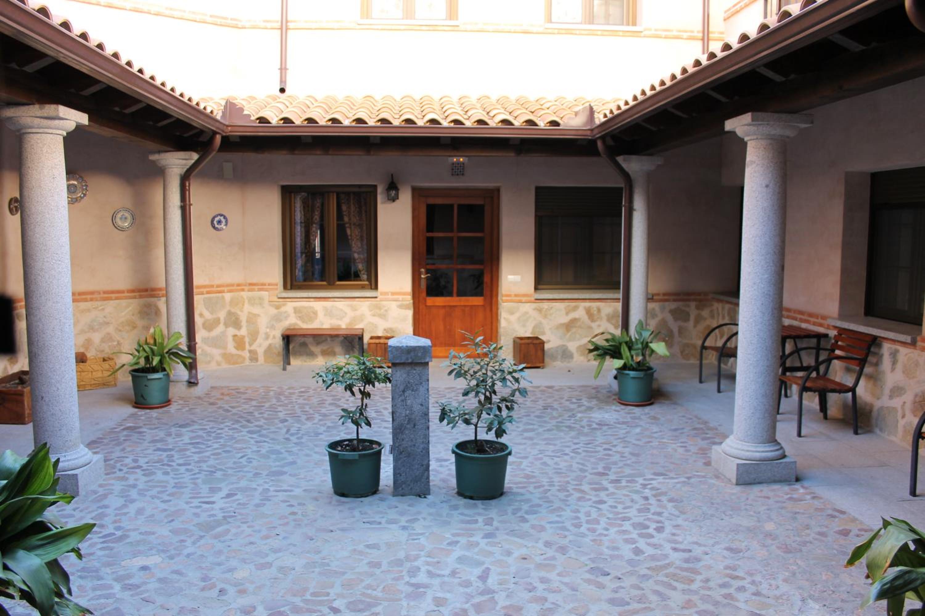 Eight-Bedroom House - Photo 33