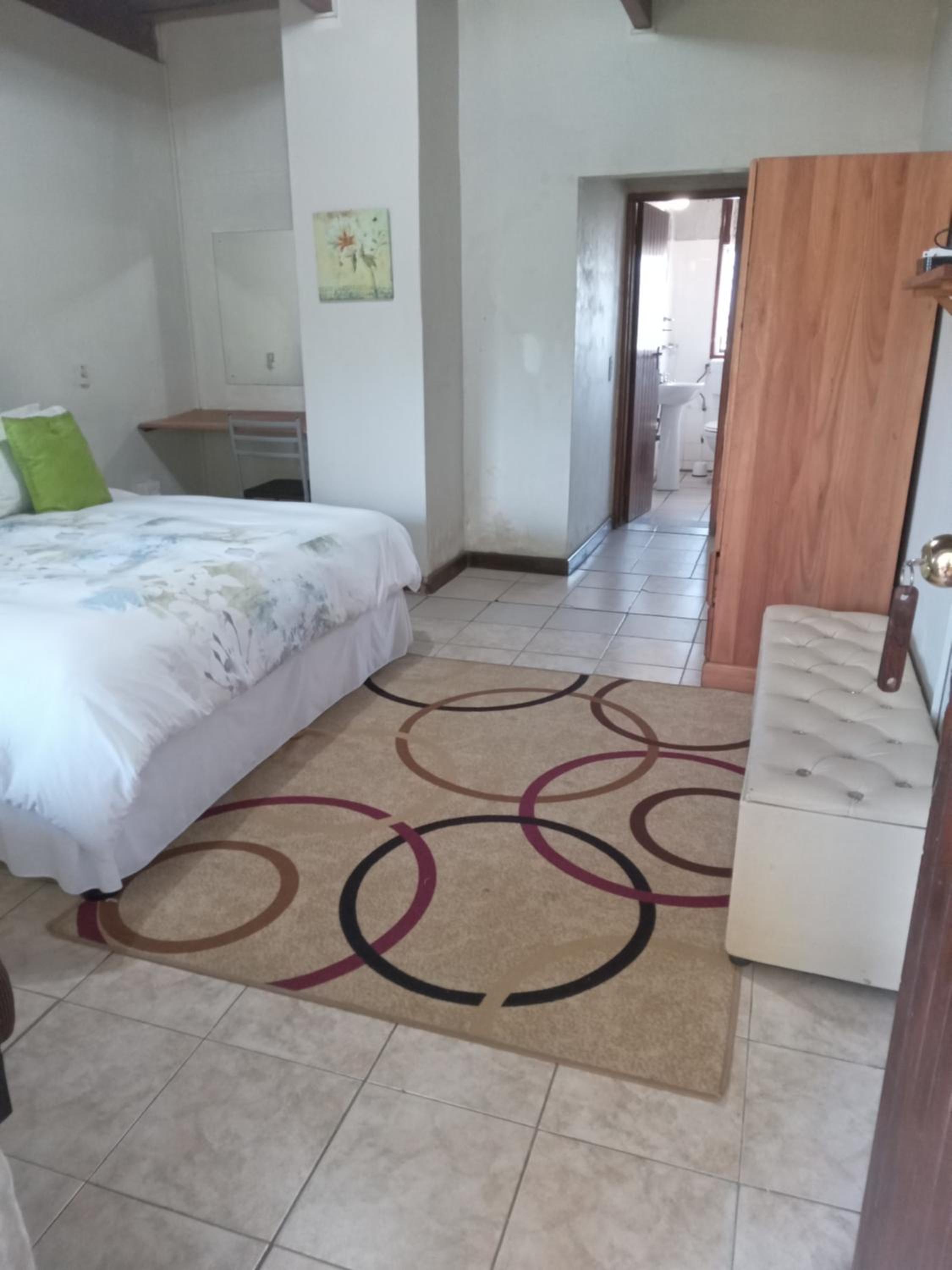 Standard King Room photo 2