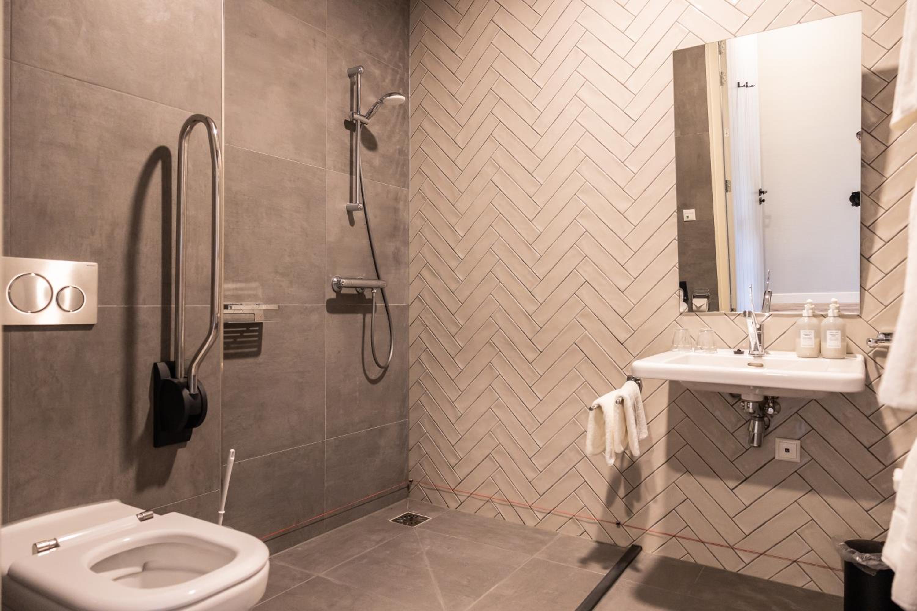 Double Room - Disability Access photo 3