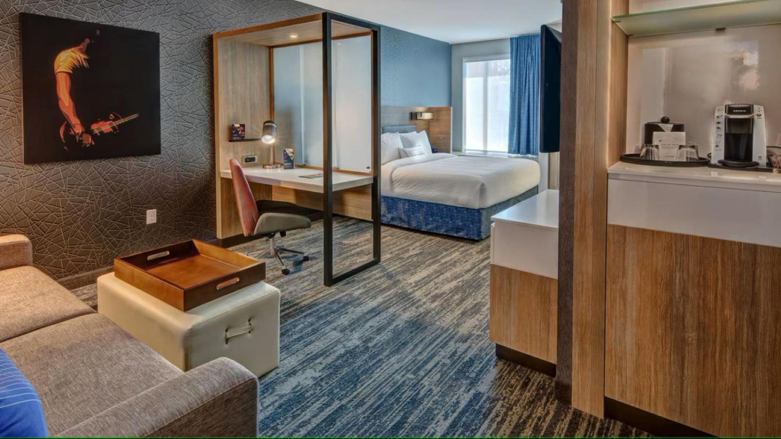 King Suite with Tub - Mobility Accessible - Photo 3