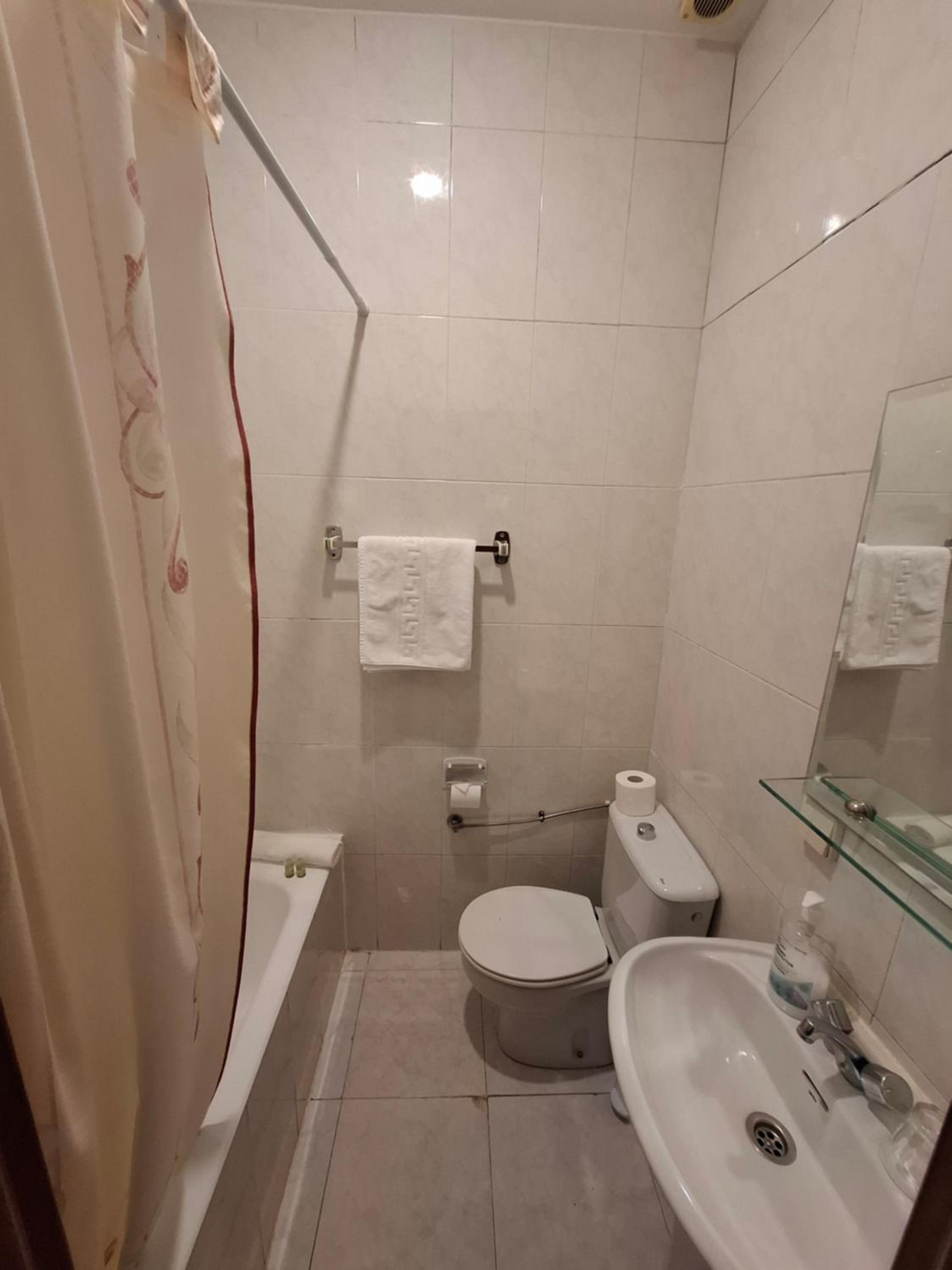 Single Room with Private Bathroom photo 3