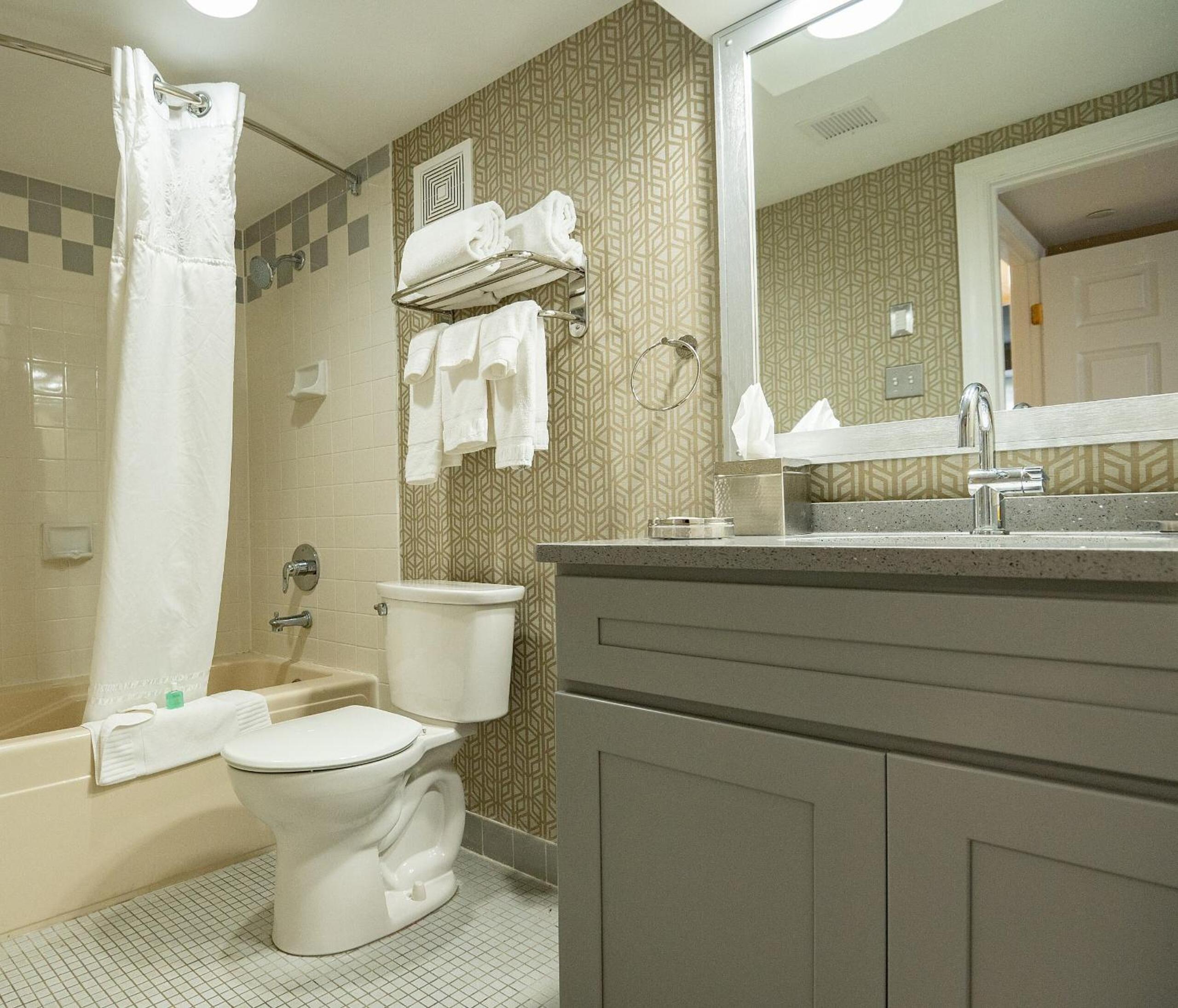1 King Bed and 1 Double Bed, Two Bedroom Suite, Non-Smoking