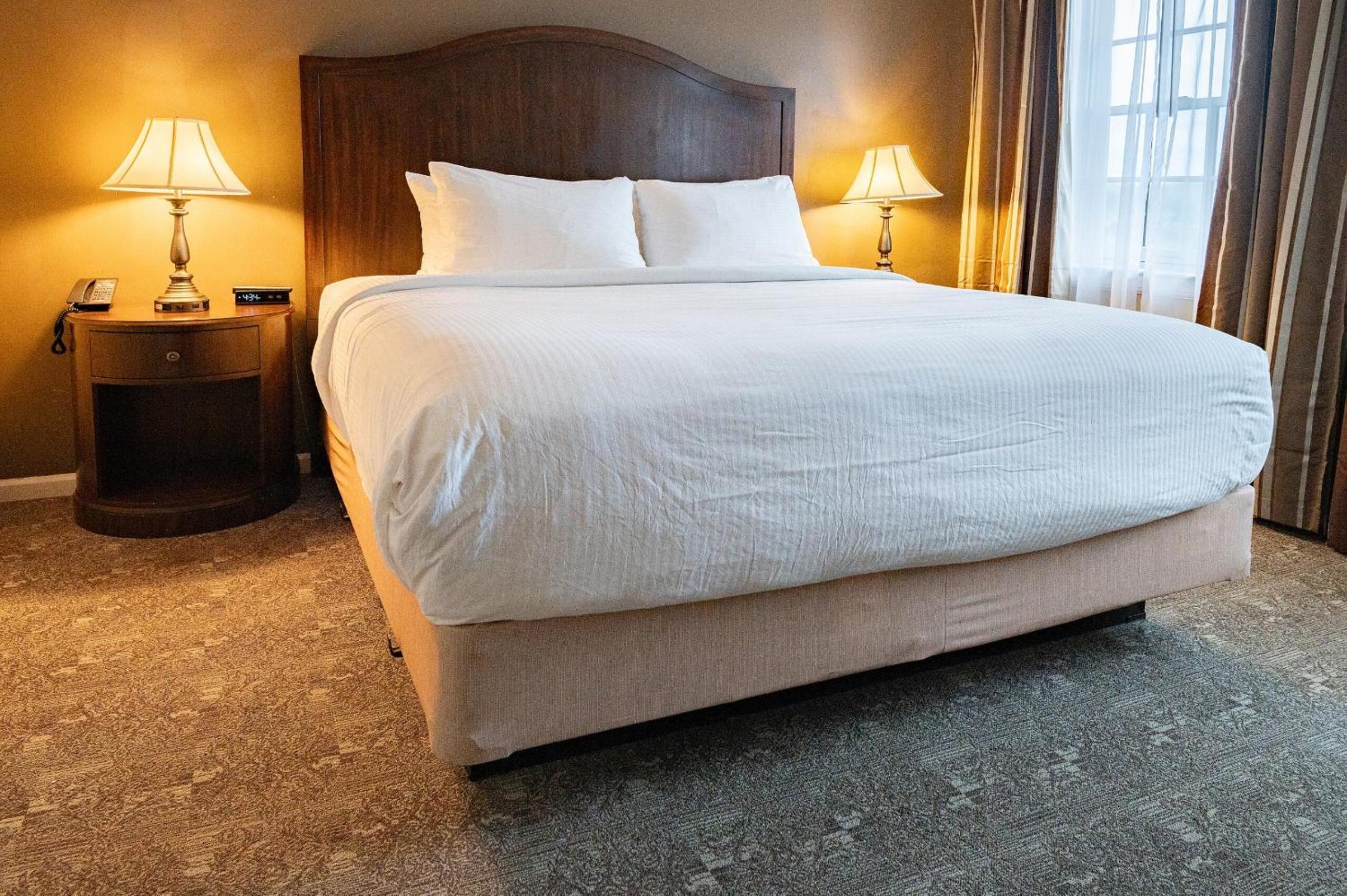 Two-Bedroom Luxury Corner Queen Suite with City View - Non-Smoking